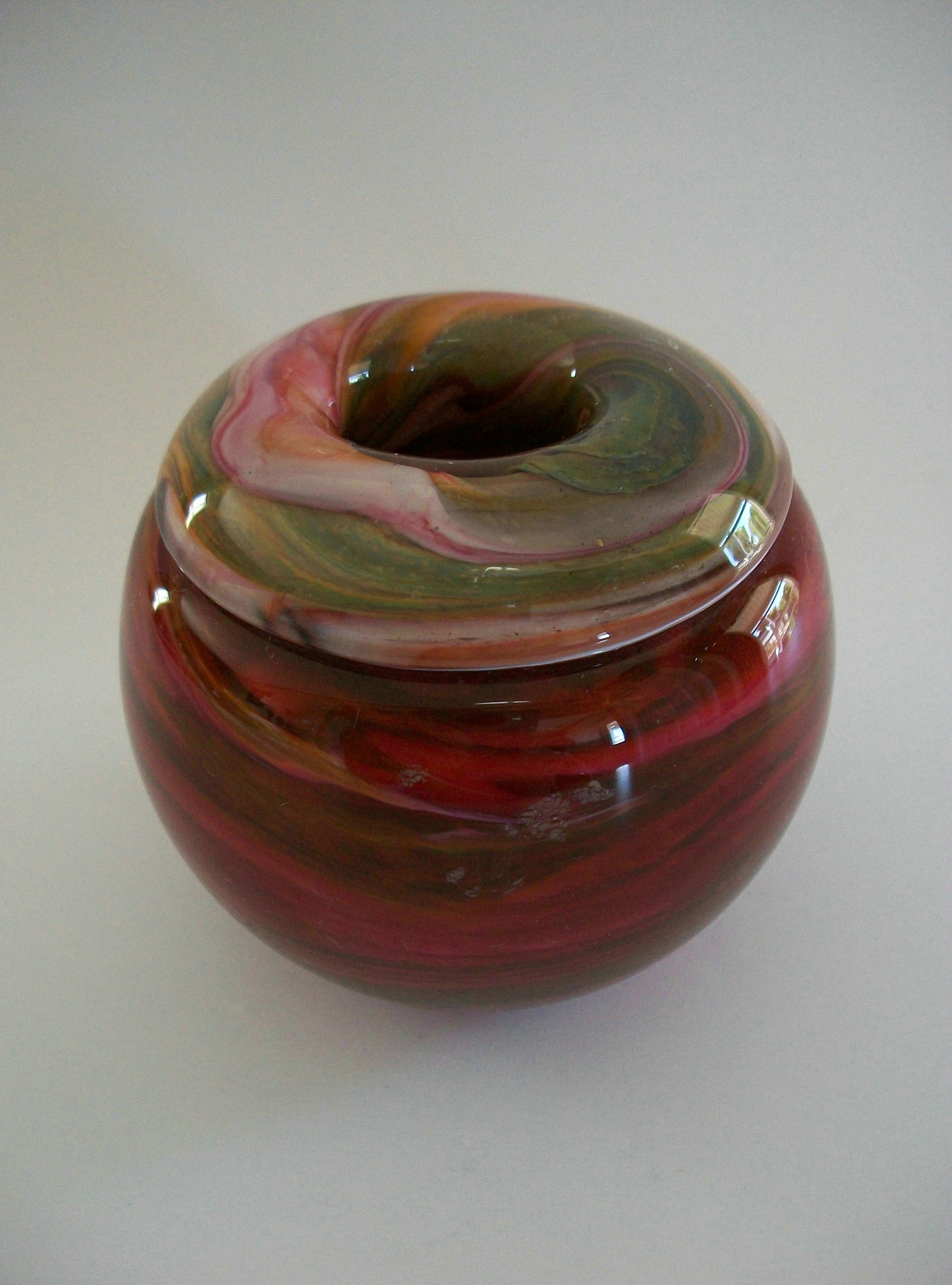 VALLETTA GLASS (Hersteller) - PAUL SAID (Eigentümer/Designer) - Vase oder Kerzenhalter aus maltesischem Studio-Glas - auffallende Kombination aus mehrfarbigem marmoriertem Glas mit breitem, kontrastierendem, gefaltetem Rand - flach polierter Sockel