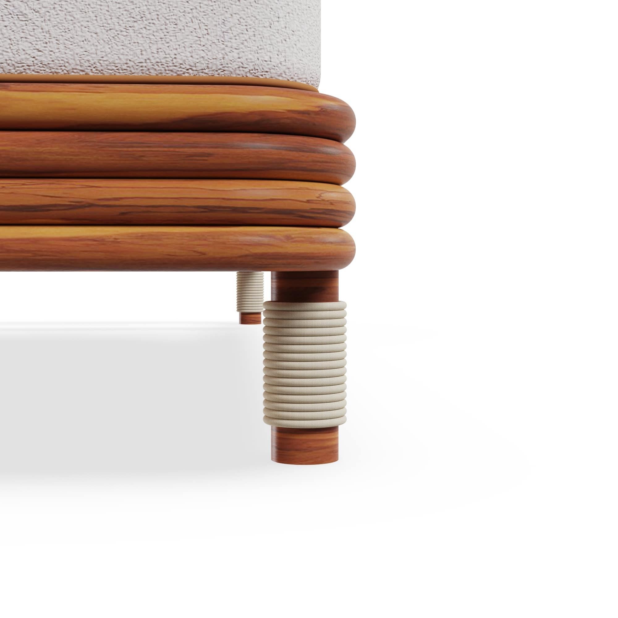 Il lettino Valletta, creato in collaborazione con Mediterrazza, combina l'eleganza mediterranea con un comfort eccezionale. Realizzato a mano in resistente legno di iroko per ambienti esterni, presenta delicati dettagli in corda sulle gambe che