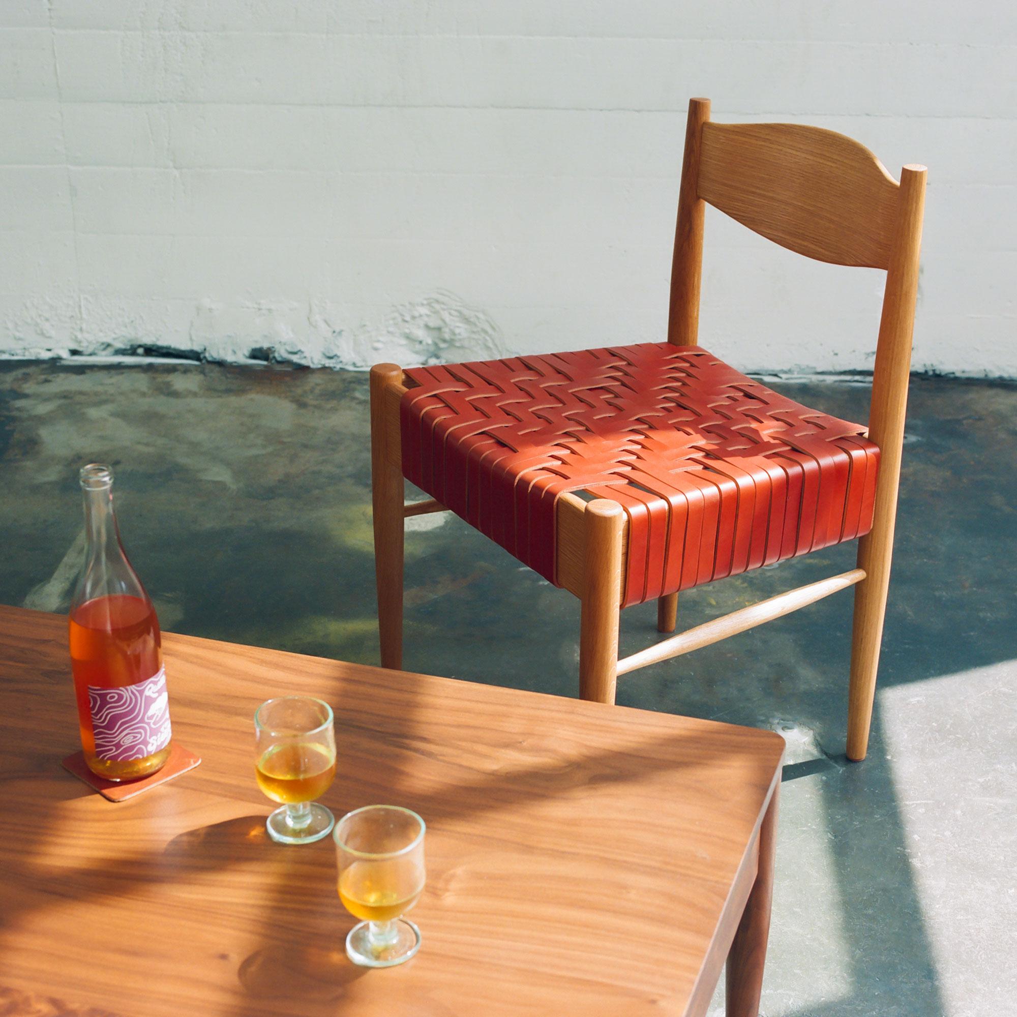 Chaise Valley moderne en bois et chaise de café tissée en cuir en vente 2