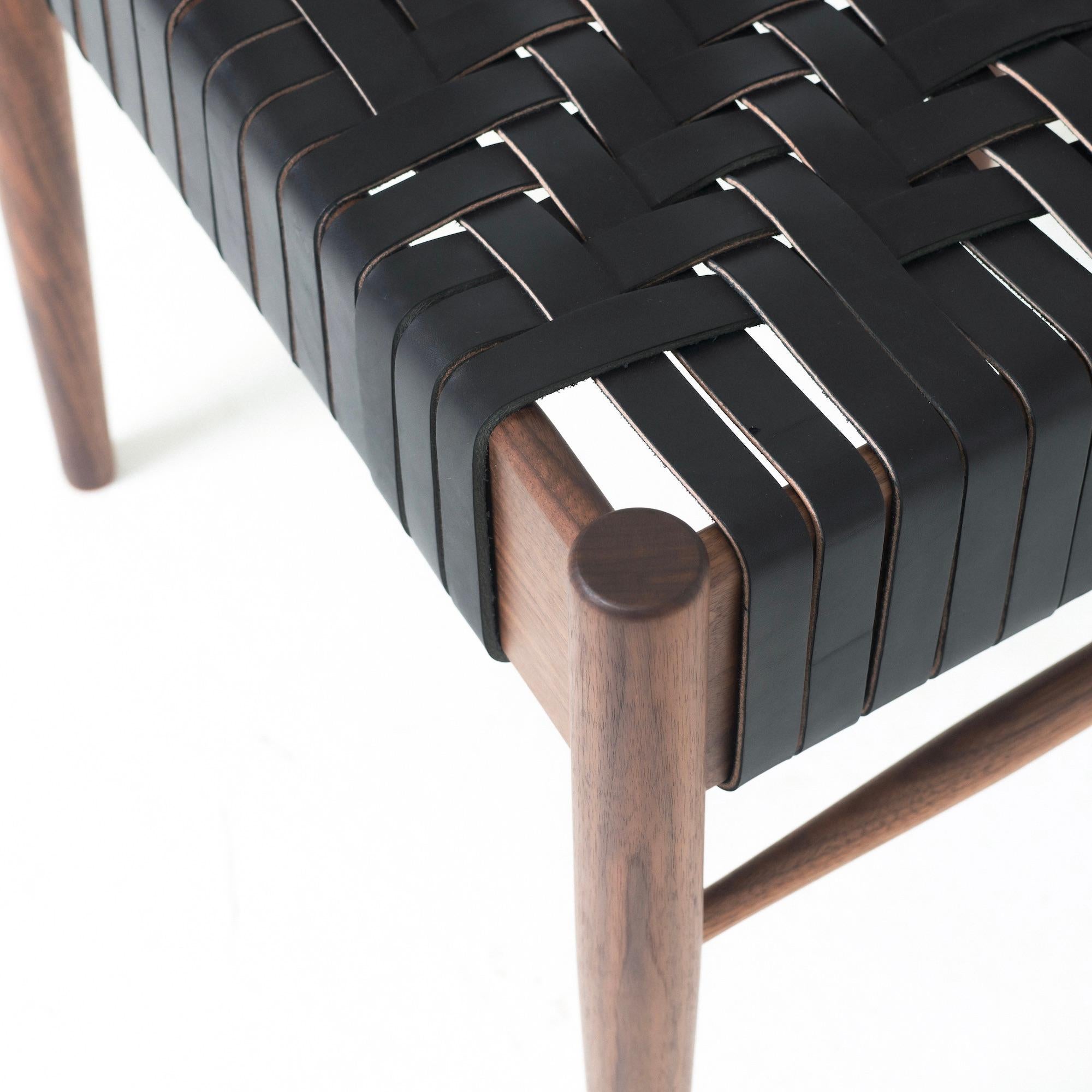 Chaise Valley moderne en bois et chaise de café tissée en cuir Neuf - En vente à Stevenson, WA