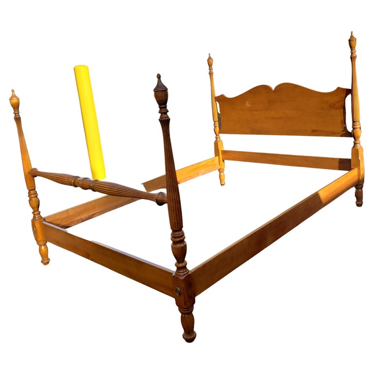Valley Forge Baumritter Early American Maple Double Urm Poster Bed In Good Condition For Sale In Germantown, MD