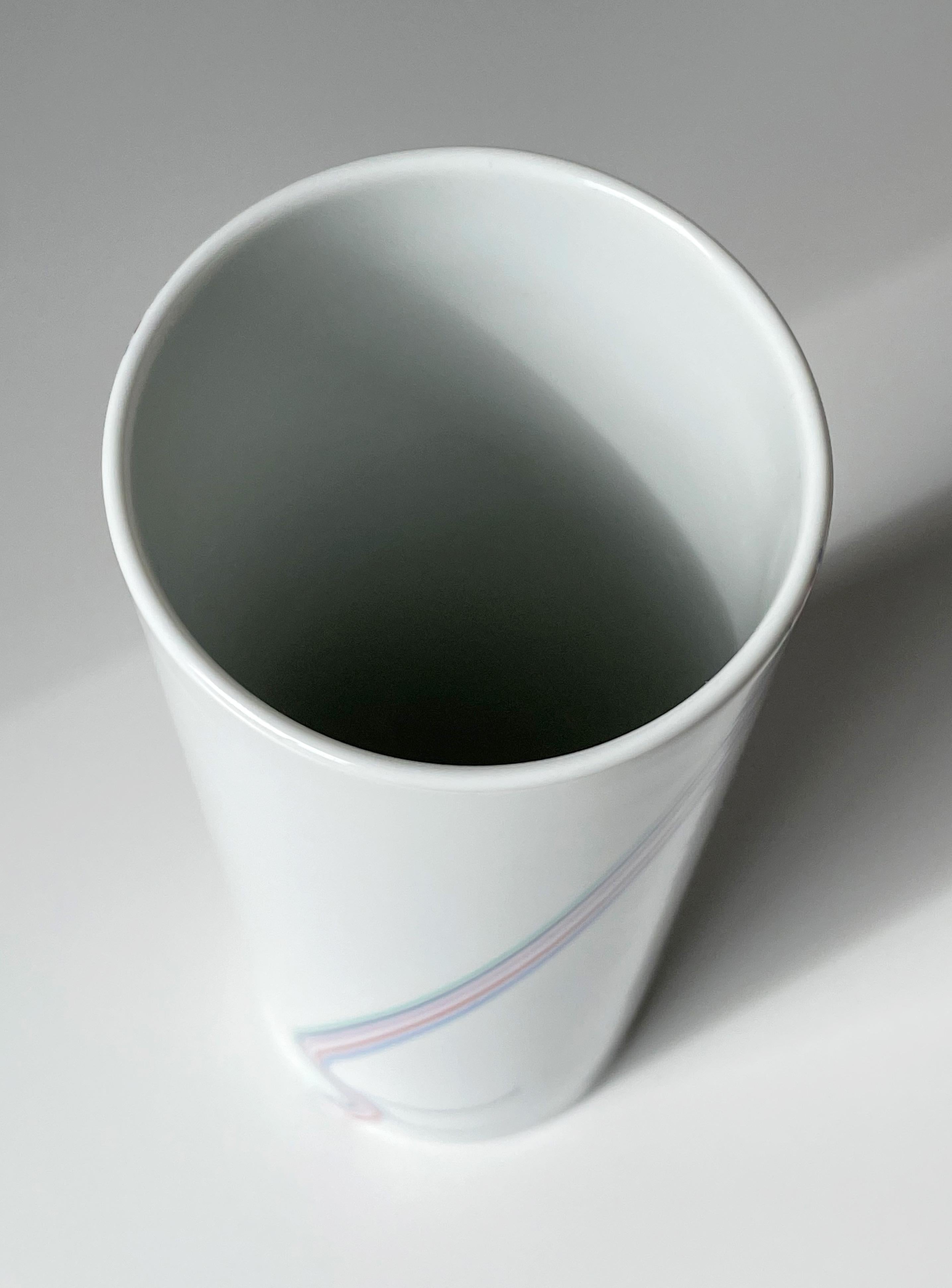 Porcellana Bertil Vallien per Rörstrand Vaso cilindrico in porcellana arcobaleno, anni '80 in vendita