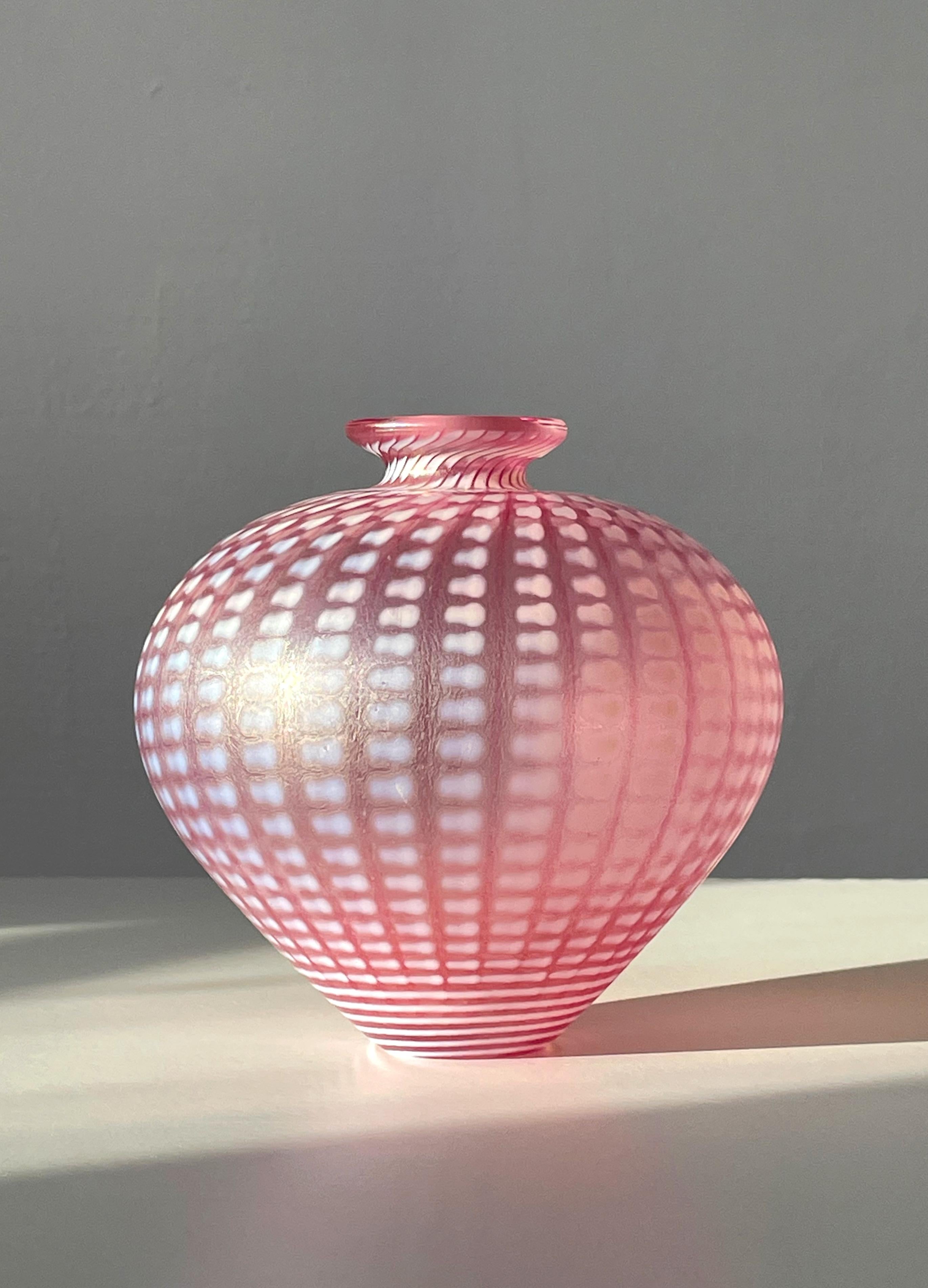 Exquis vase en verre d'art rose et blanc de la série Minos 1984 de Bertil Vallien pour la Kosta Boda Artist Collection. Un cou mince et une base étroite sous un corps voluptueux gonflant avec une surface irisée et un éclat de nacre sur le motif