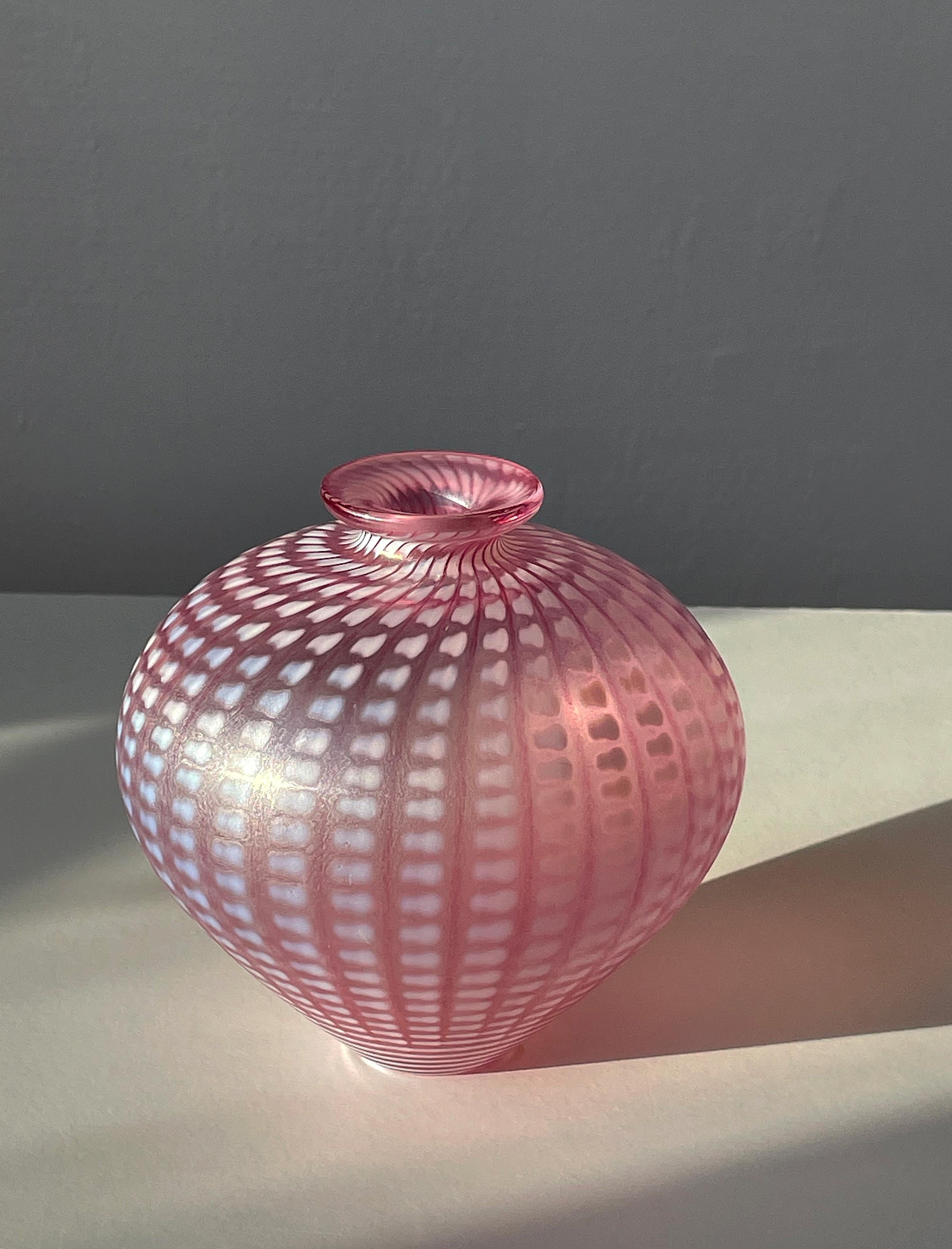 Kosta Boda, Vase aus rosa-weißem Minos-Kunstglas, 1984 (Skandinavische Moderne) im Angebot