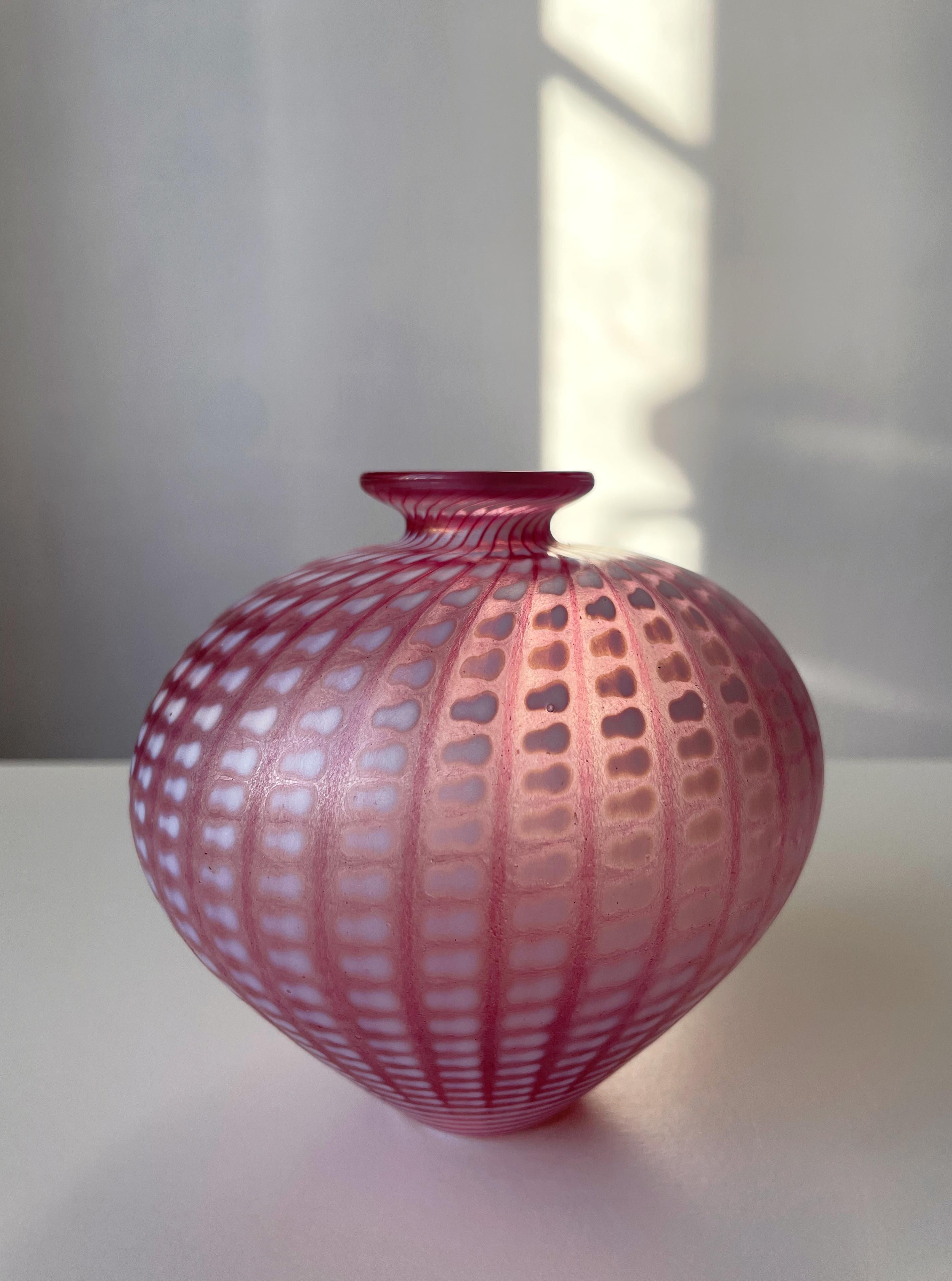 Suédois Vase en verre d'art de Minos rose et blanc de Kosta Boda, de Vallien, 1984 en vente