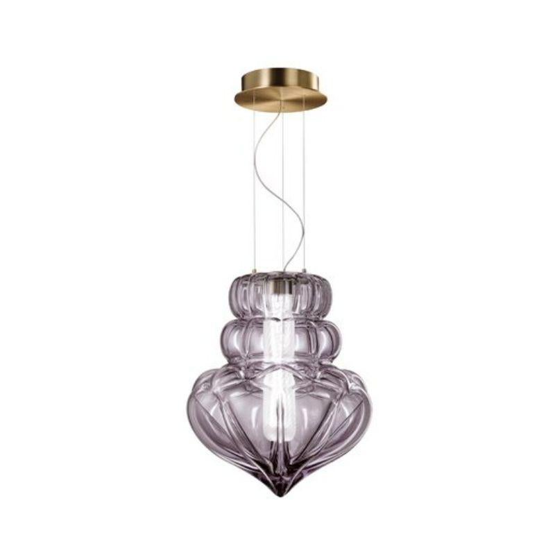 Vallonné est une collection de lampes à suspension en cristal vénitien, soufflées à la bouche et fabriquées à la main. Action/réaction, expansion/rétraction : l'idée du design découle de ce système de forces et de tensions, où les surfaces de