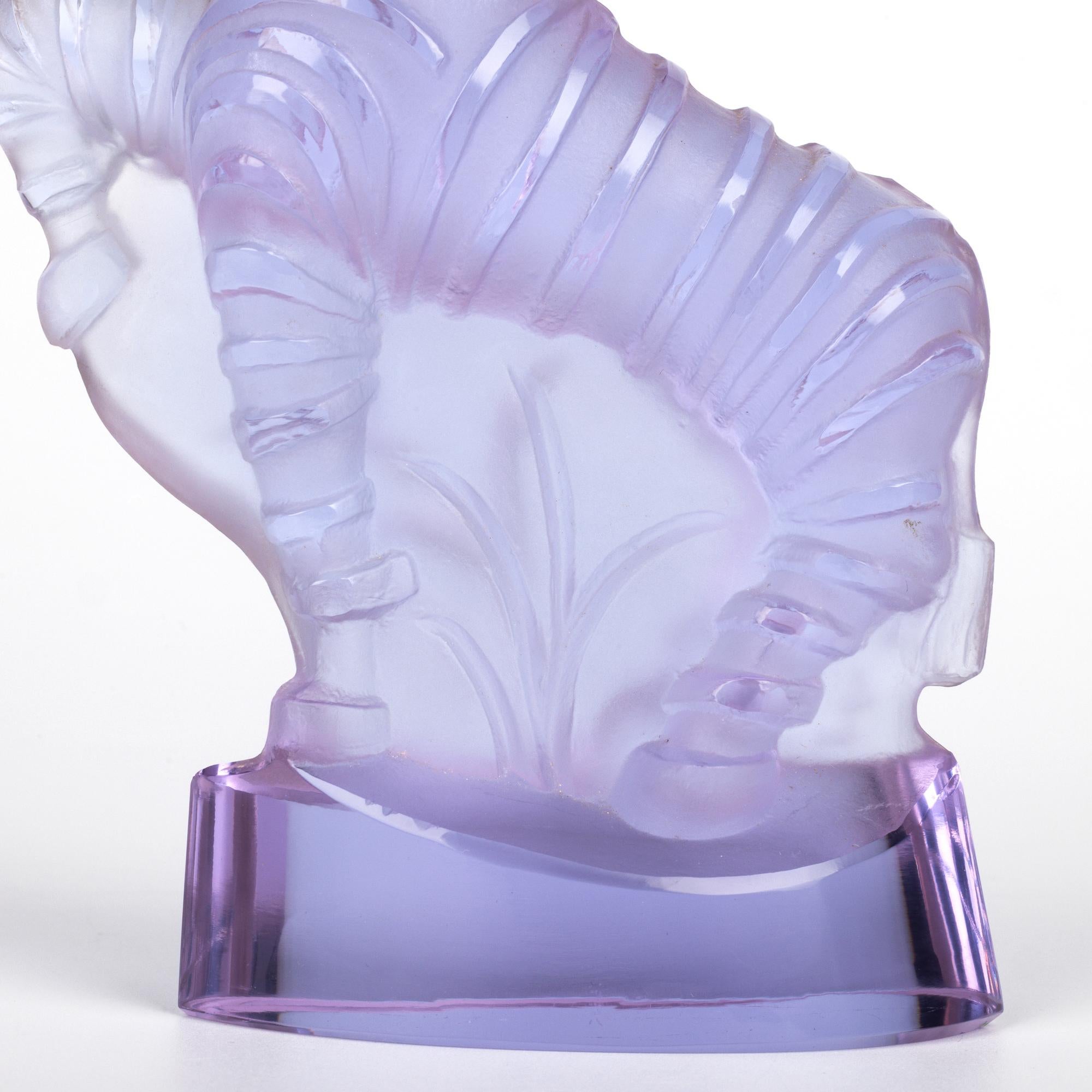 Escasa cebra bohemia Curt Schlevogt de cristal tintado art déco Ingrid, diseñada por el célebre ceramista y artista gráfico Vally Wieselthier (austriaco, 1895 - 1945) y datada hacia 1936. La escultura de cebra de cristal se alza sobre una gruesa