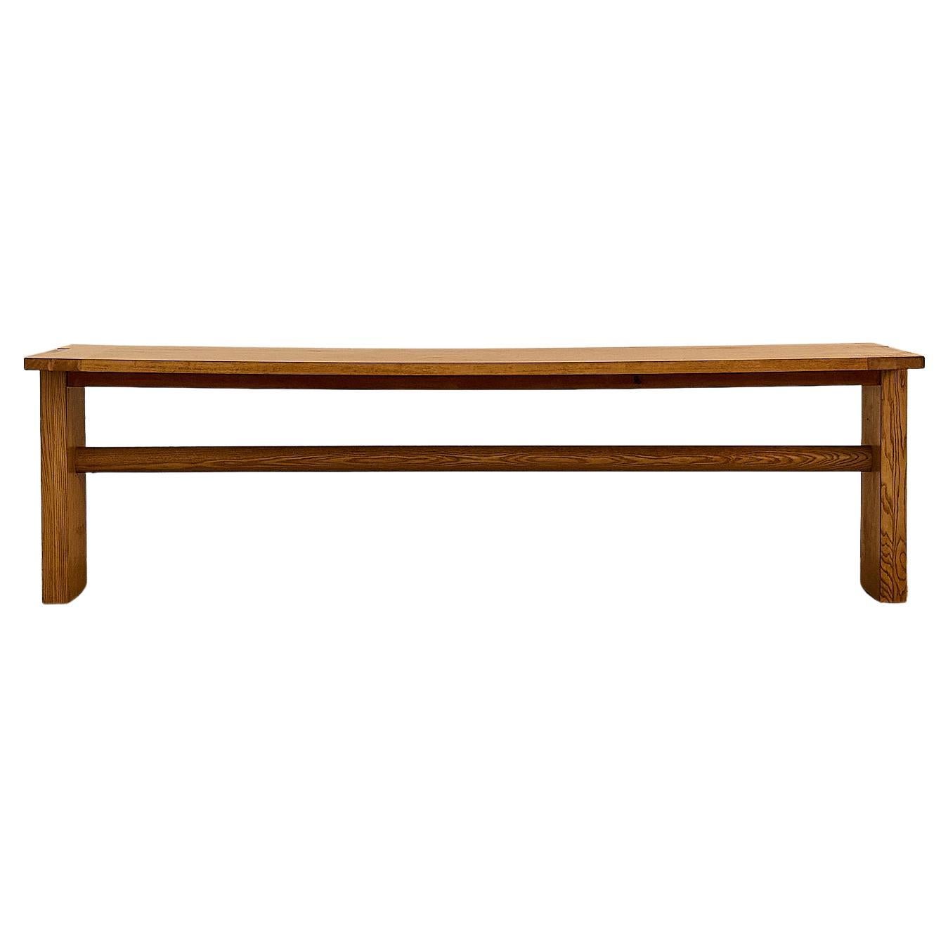 Eleganter und architektonischer Tisch Valmarana, entworfen von Carlo Scarpa und hergestellt von Simon Gavina in den 1970er Jahren. Der aus massivem Eschenholz gefertigte Tisch spiegelt den für Scarpa typischen Ansatz wider, der raffinierte