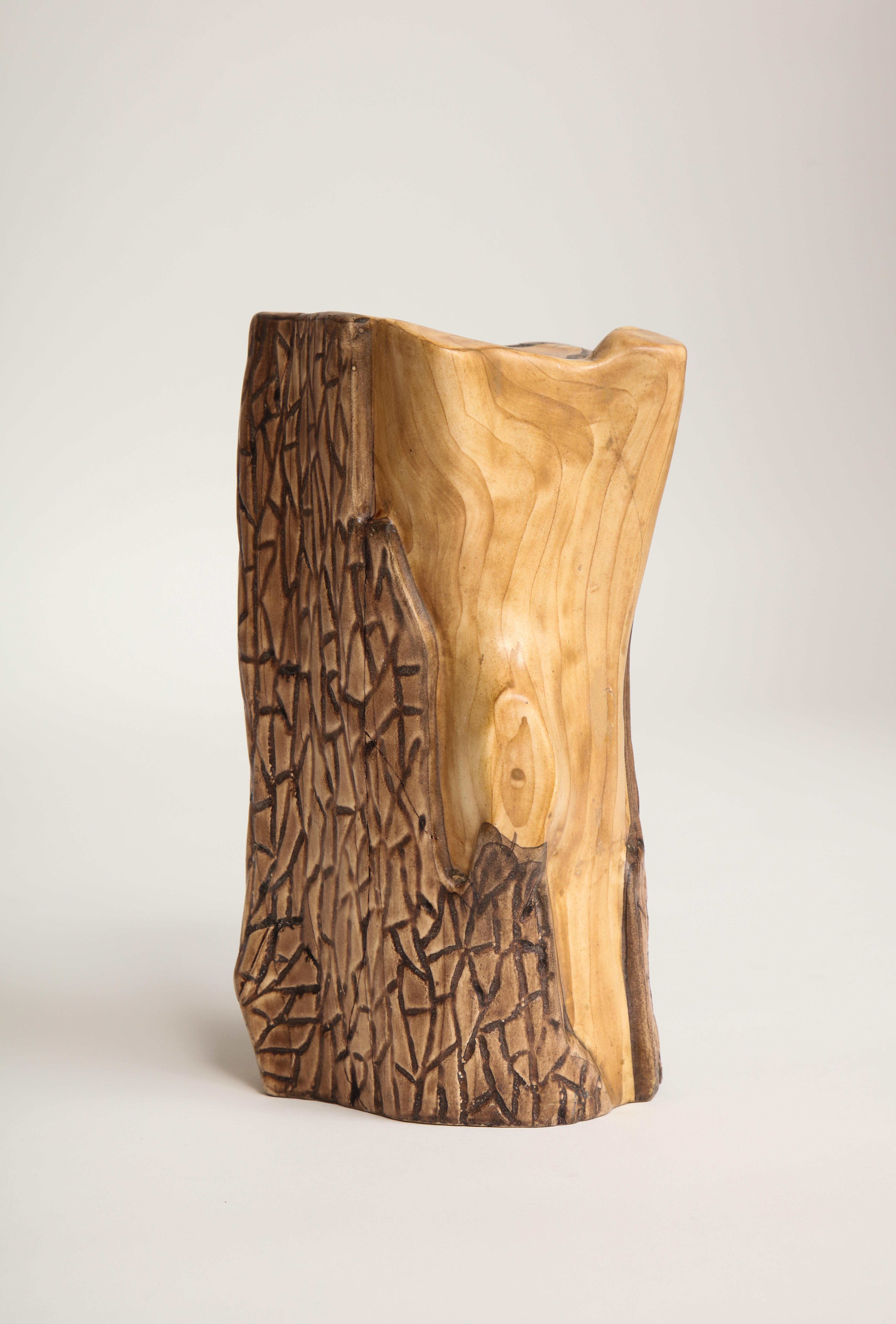 Schönes, beliebtes Midcentury-Design von Grandjean Jourdan.
Die Serie Faux Bois wurde so lackiert, dass sie wie echtes Holz aussieht, mit eingeprägter Vallauris-Marke.

Insgesamt guter, dem Alter entsprechender Zustand. An mehreren Stellen