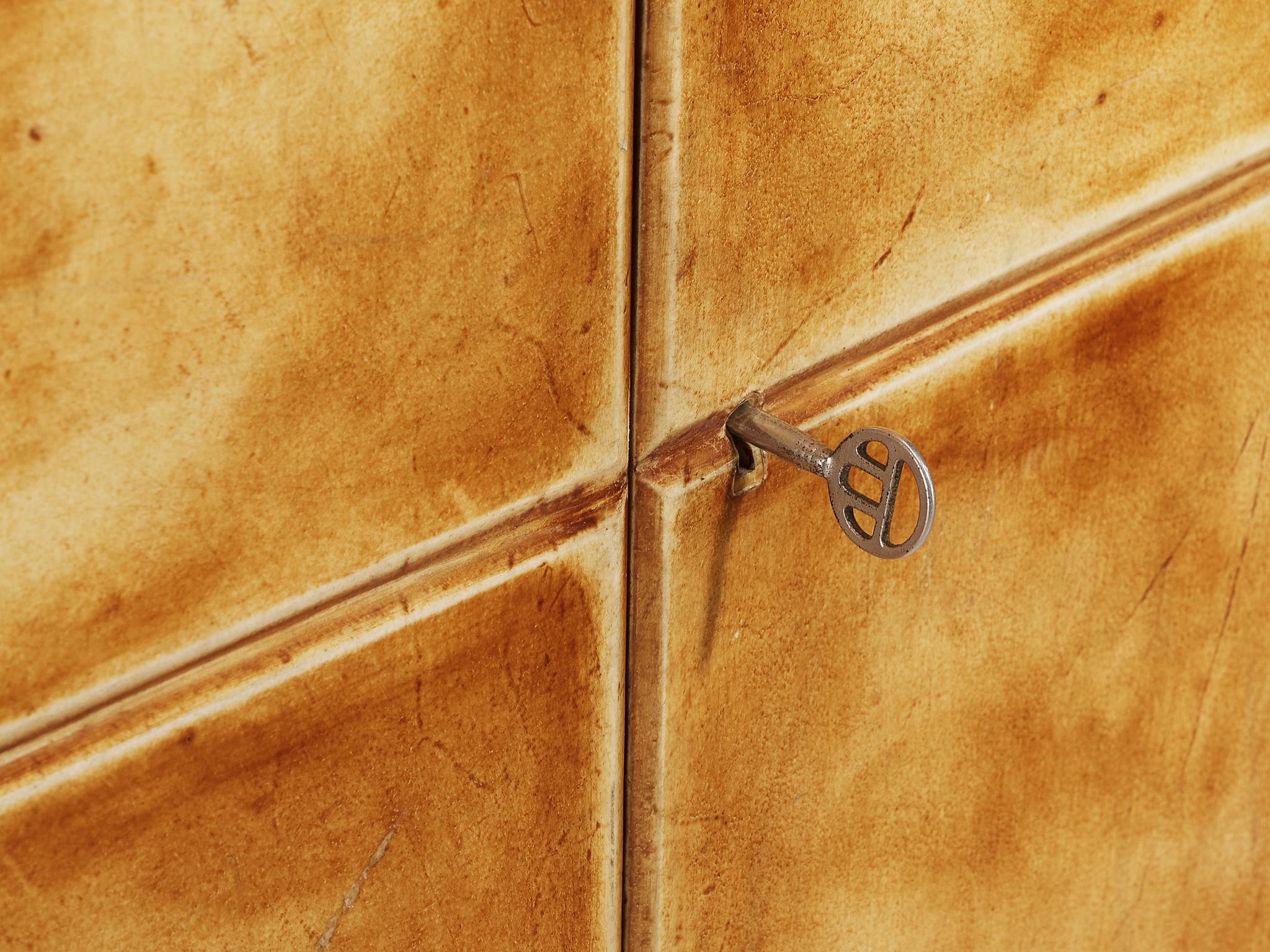 Valzania Cabinet in Parchment with Mirrored Interior in vendita 2