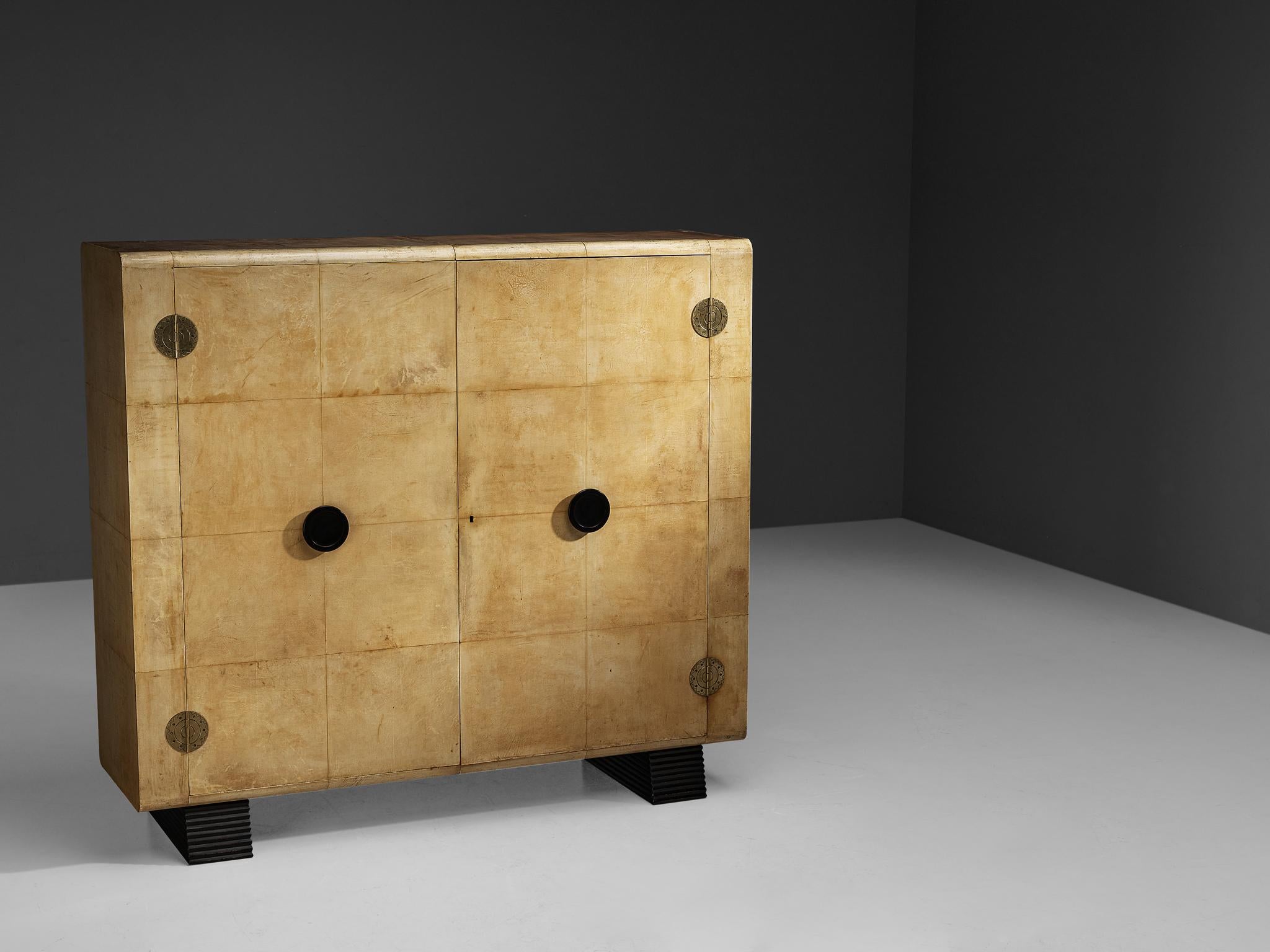 Valzania Grand Armoire in Parchment and Brass In Good Condition In Waalwijk, NL