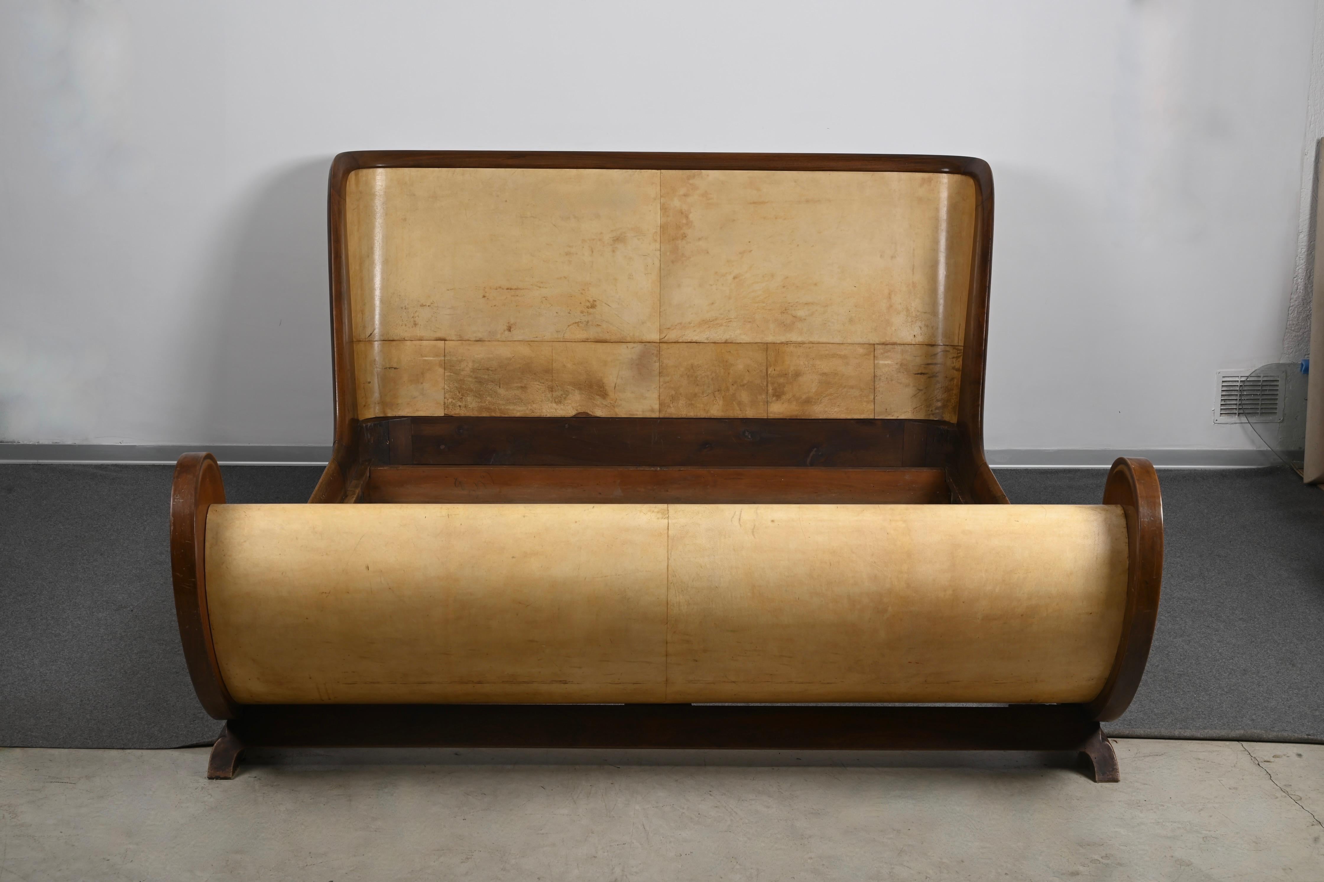 Unglaubliches Bett aus Pergament und Holz, hergestellt in Italien in den 30er Jahren und signiert Valzania Italia.

Aufgrund der geschwungenen Linien, des Art-Déco-Designs und der geschickten Kombination von Materialien wird dieses unglaubliche