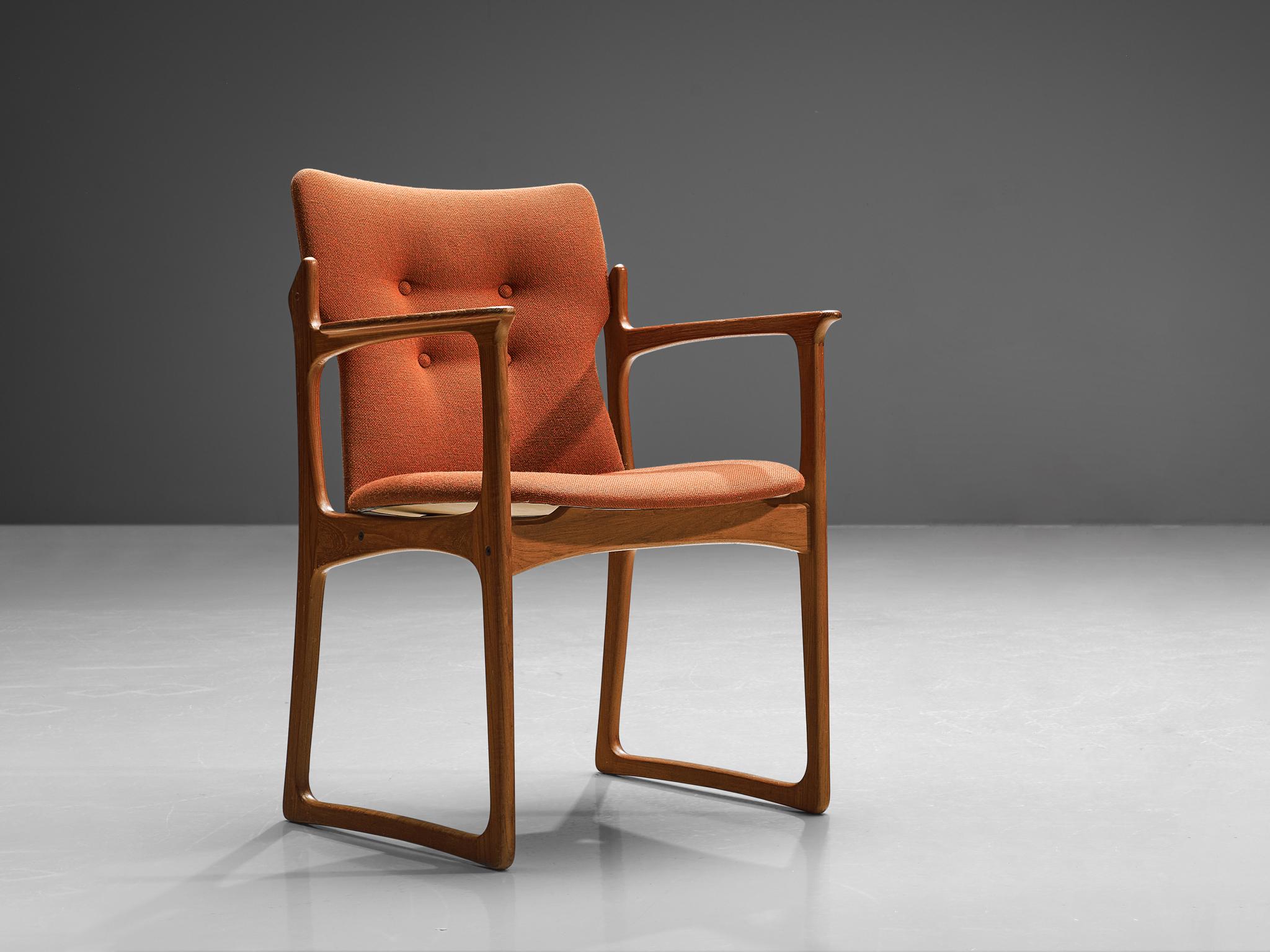 Vamdrup Stolefabrik, fauteuil modèle 'VS 231', teck et tissu orange, Danemark, années 1960. 

Le fauteuil a une structure en teck massif et soulève une belle assise en tapisserie orange d'origine. Le cadre présente des lignes subtiles et de belles