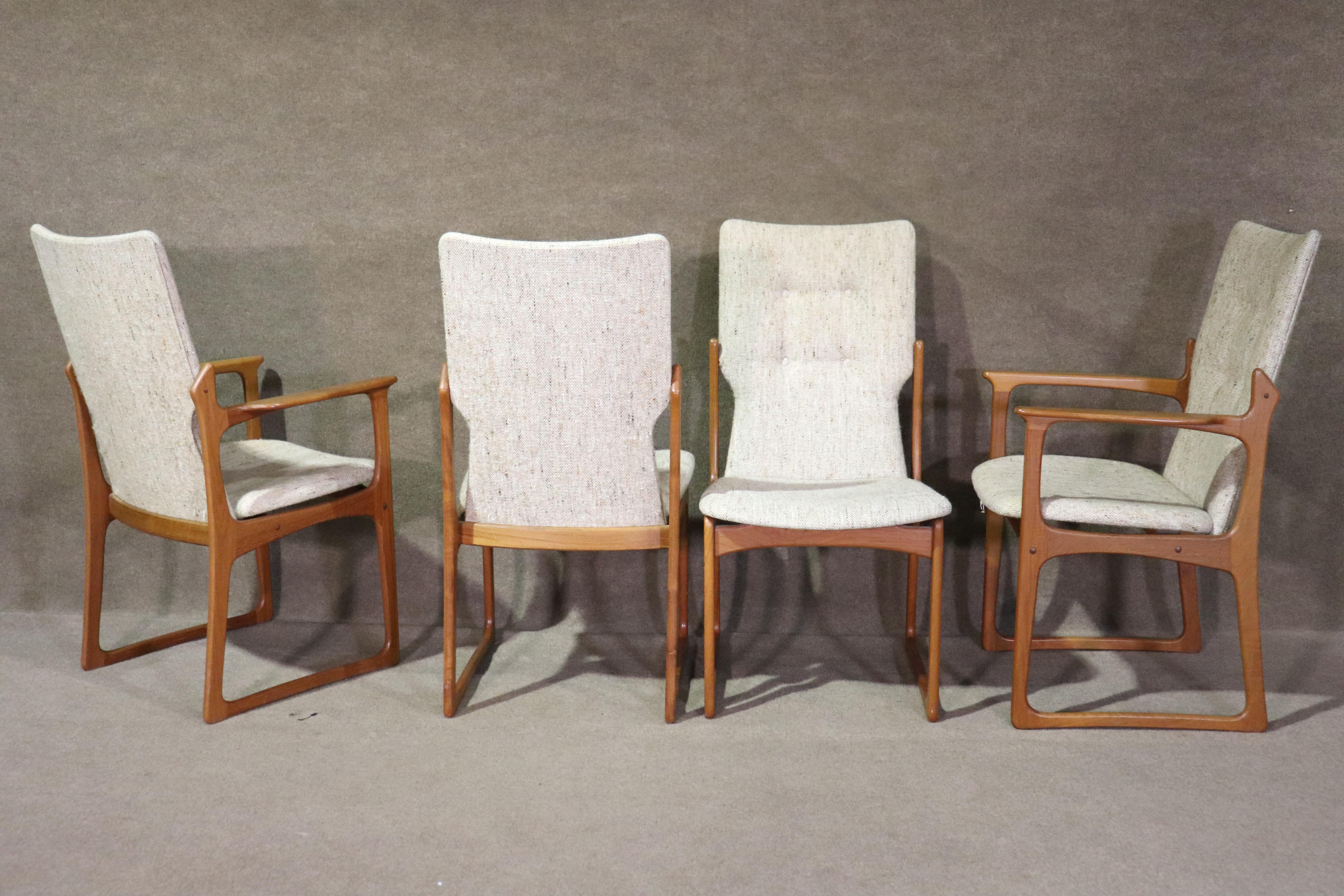Set di sei sedie danesi di metà secolo con struttura in teak. Le strutture in legno scolpito e le sedute in tessuto con schienale imbottito sono attraenti.
Poltrone: 39.5 