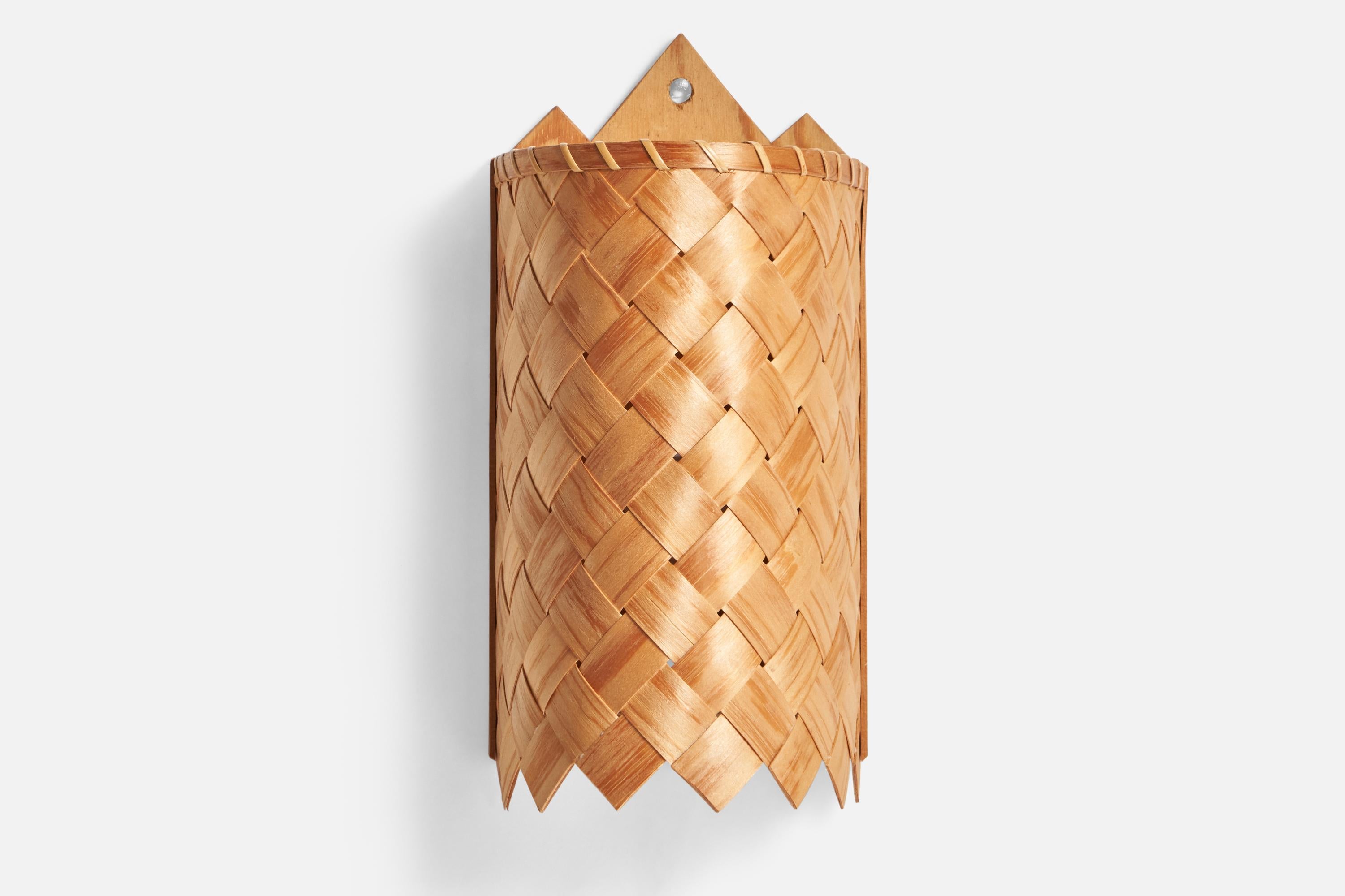 A pine veneer wall light designed and produced by Vämhus Handkluven Spån, Sweden, 1960s.

Overall Dimensions (inches): 11.8” H x 5.8” W x 4.75” D
Back Plate Dimensions (inches): n/a
Bulb Specifications: E-14 Bulb
Number of Sockets: 1
All lighting