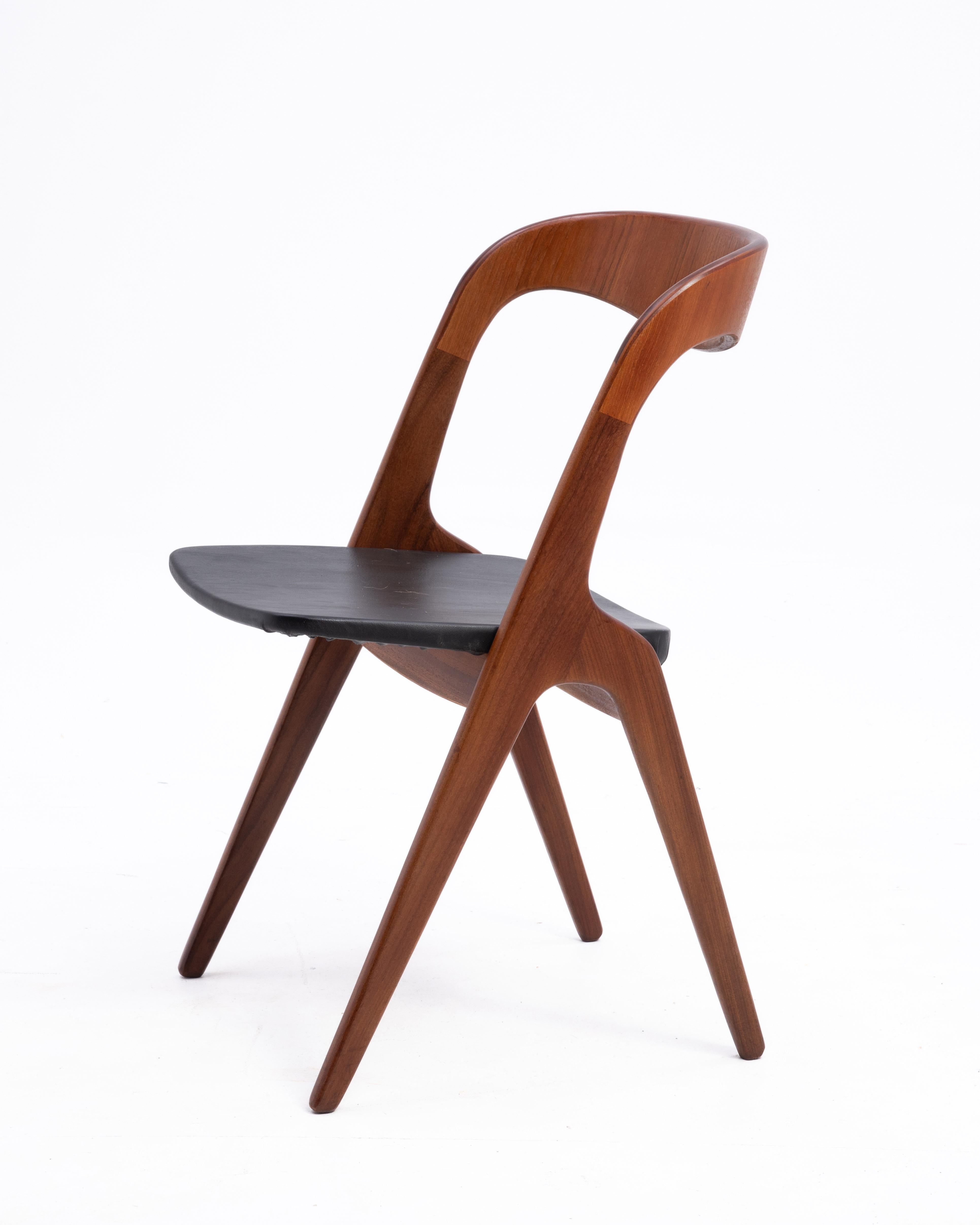 A Johannes Andersen Model ‘Sonja’ Teak Side or Desk Chair designed by Johannes Andersen for Vamo Sønderborg. Circa 1960.
The dramatic curved back and transverse or scissor leg similar in style to designs by Kai Kristiansen.