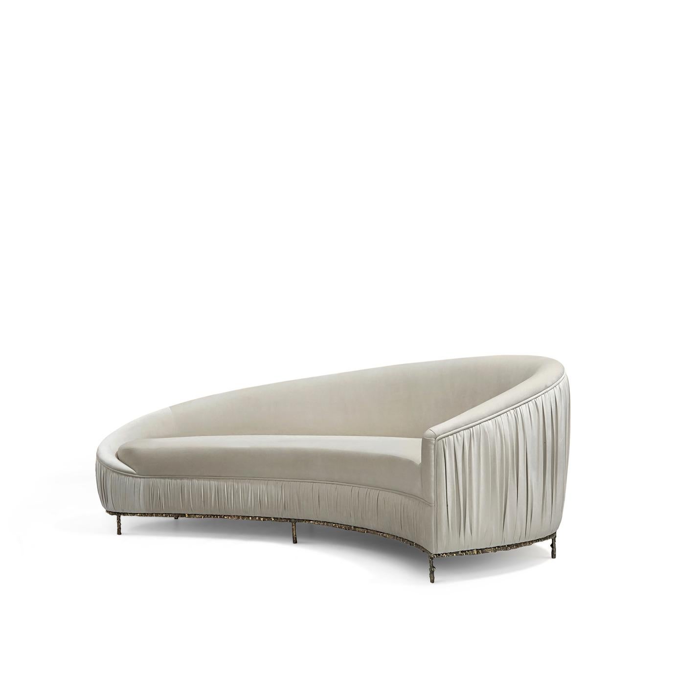 Sexy, geheimnisvolle und ununterbrochene Linien verleihen diesem Sofa einen hochgelobten Glamour. Dieses üppige Loungesofa ist mit kostbarem Stoff gepolstert und wird von einem Messinggussgestell getragen, das an einen Dornbuschzweig erinnert.