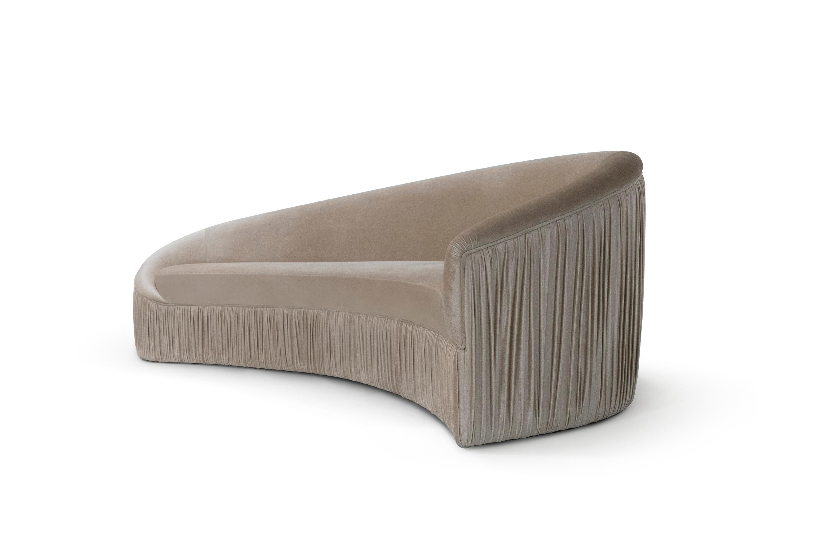 Des lignes sexy, mystérieuses et ininterrompues confèrent à ce canapé un glamour très apprécié. Revêtu d'un tissu somptueux, le piètement en plissé en fait un canapé de salon vraiment luxueux.

Matériaux et finitions : 
Tapisserie d'ameublement :