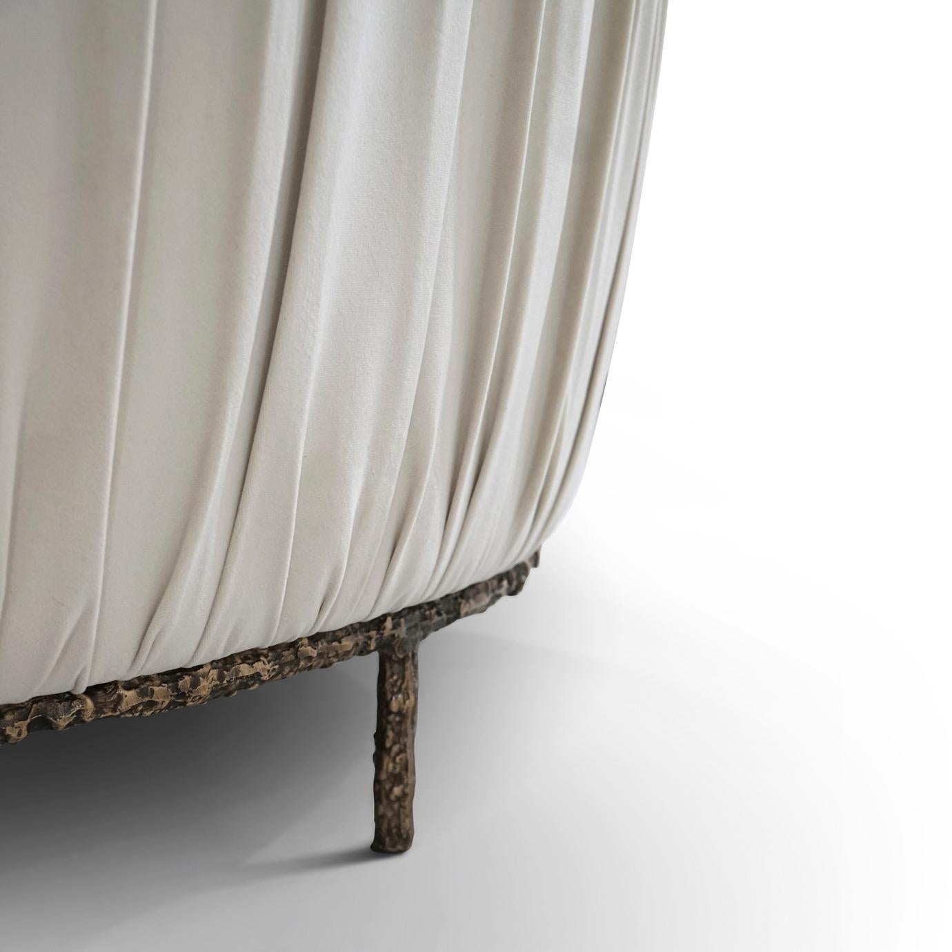 XXI secolo e contemporaneo Divano Vamp con base in metallo - In magazzino in vendita