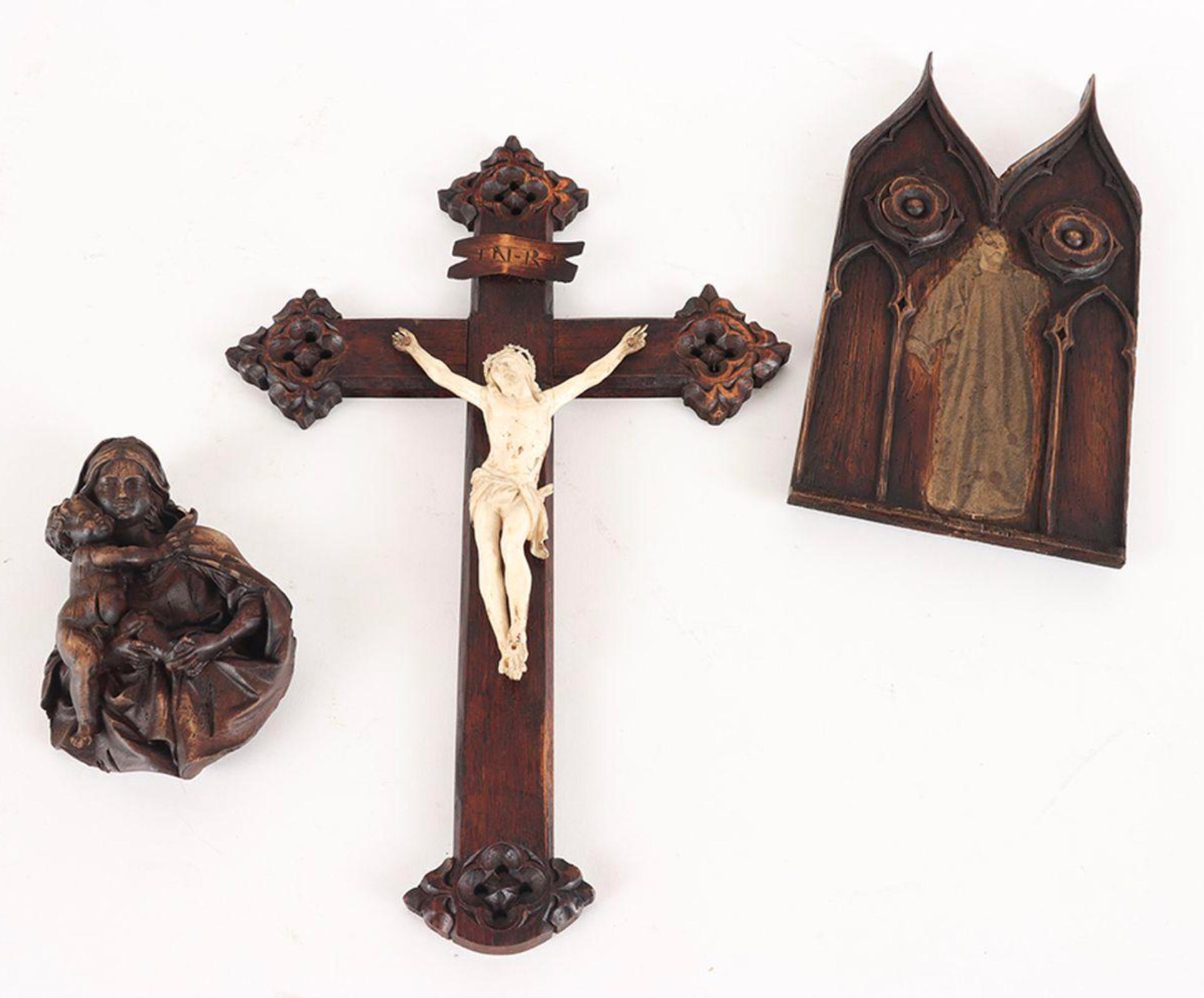 A Vampire Kit in carved Gothic oak case with crucifix, stakes, bible, and other accessories.

Dimensions: 6.5