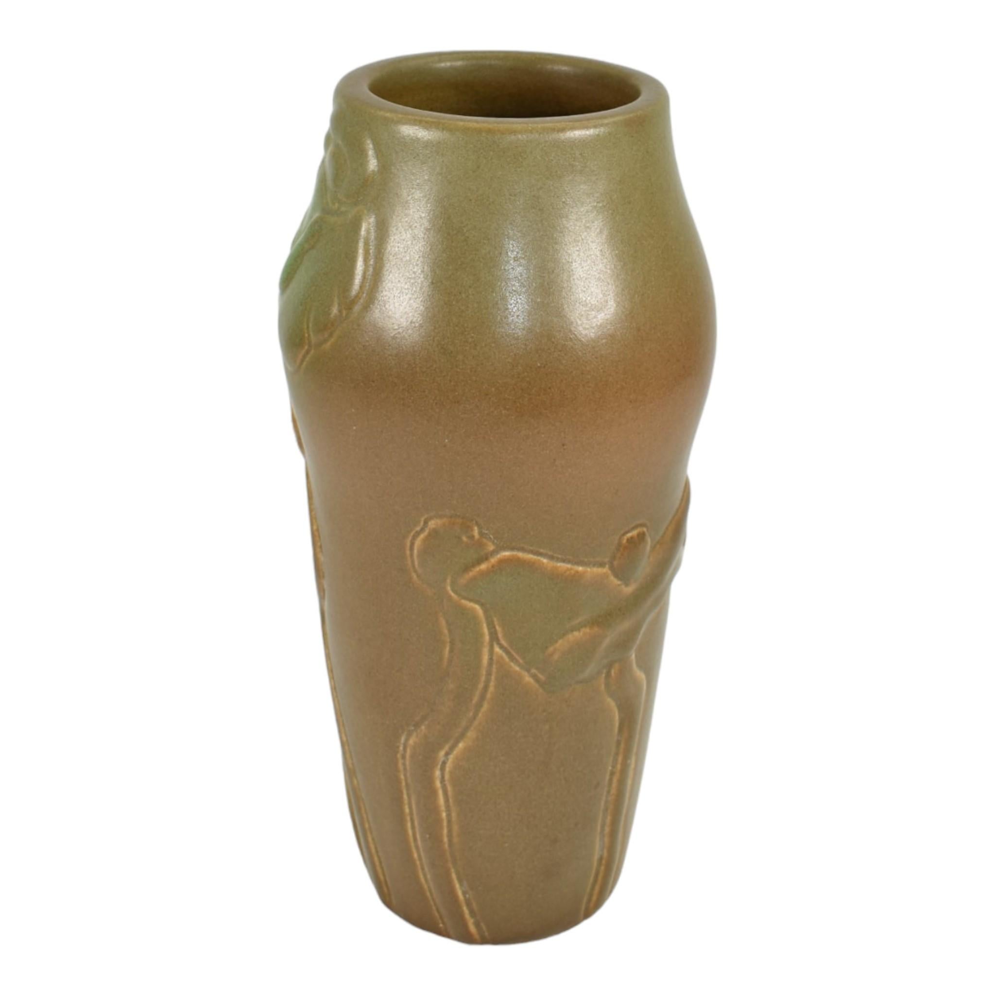 Van Briggle 1902 Vintage Arts And Crafts Pottery Brown Poppies Ceramic Vase 2
Superior and early arts and crafts crafted vase in a wonderful Mountain Crag brown and green glaze.
Shows well with a short and tight hairline at the rim and a