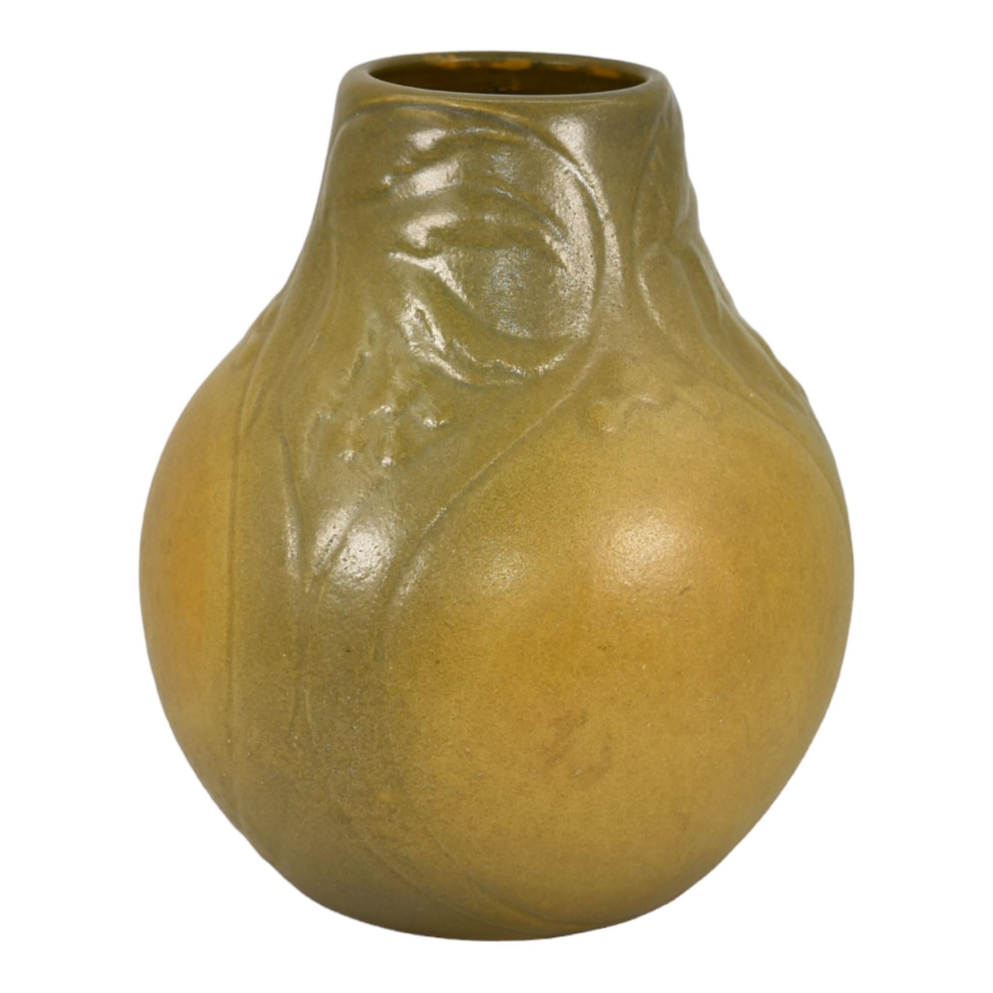 Van Briggle 1904 Vintage Arts And Crafts Pottery Olive Green Ceramic Vase 164 Bon état à East Peoria, IL