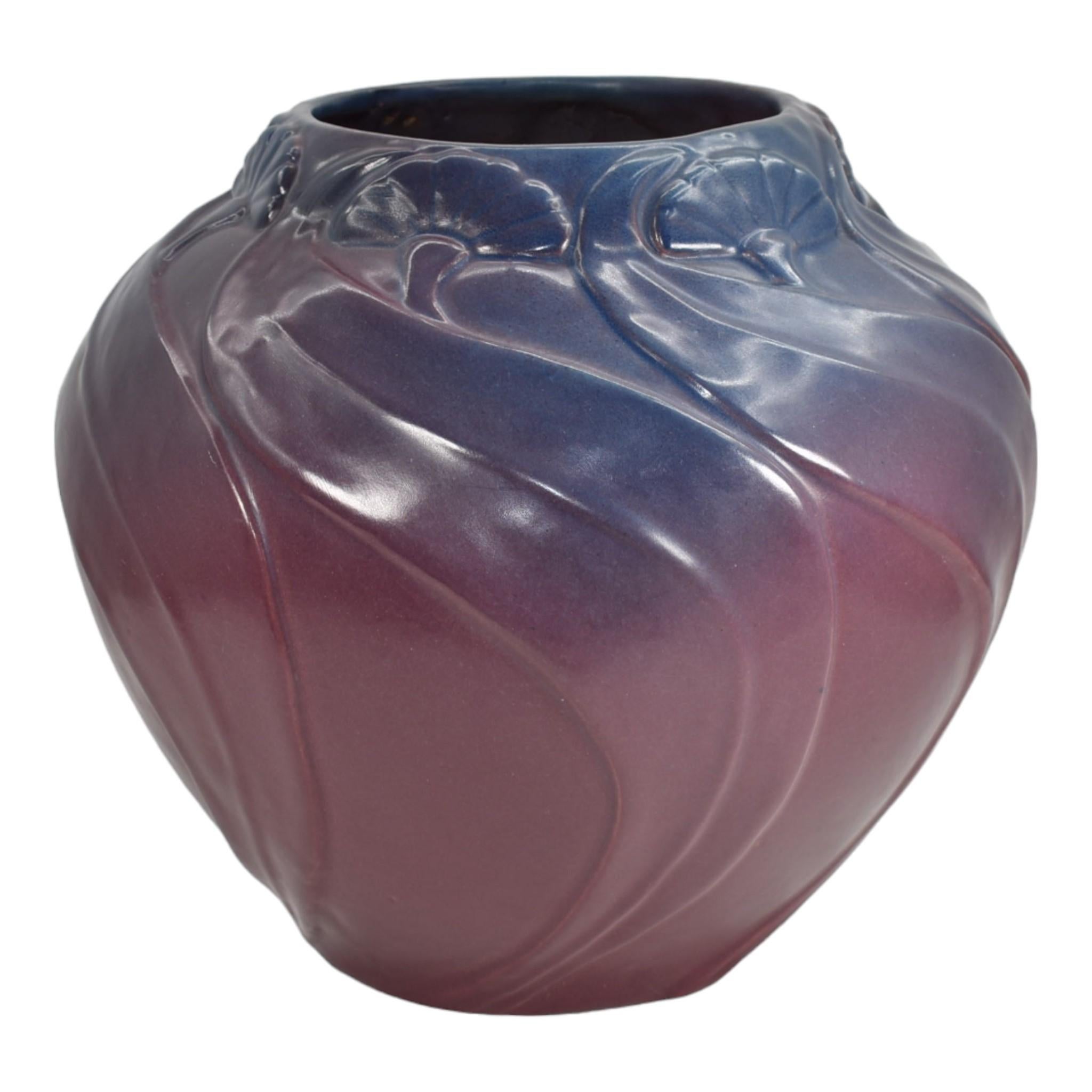 Van Briggle 1915 Vintage Arts And Crafts Pottery Mulberry Ceramic Vase 767
Vase massif et magnifique avec des feuilles et des fleurs tourbillonnantes.
Moule de qualité supérieure avec une couleur et une glaçure magnifiques.
Excellent état d'origine.