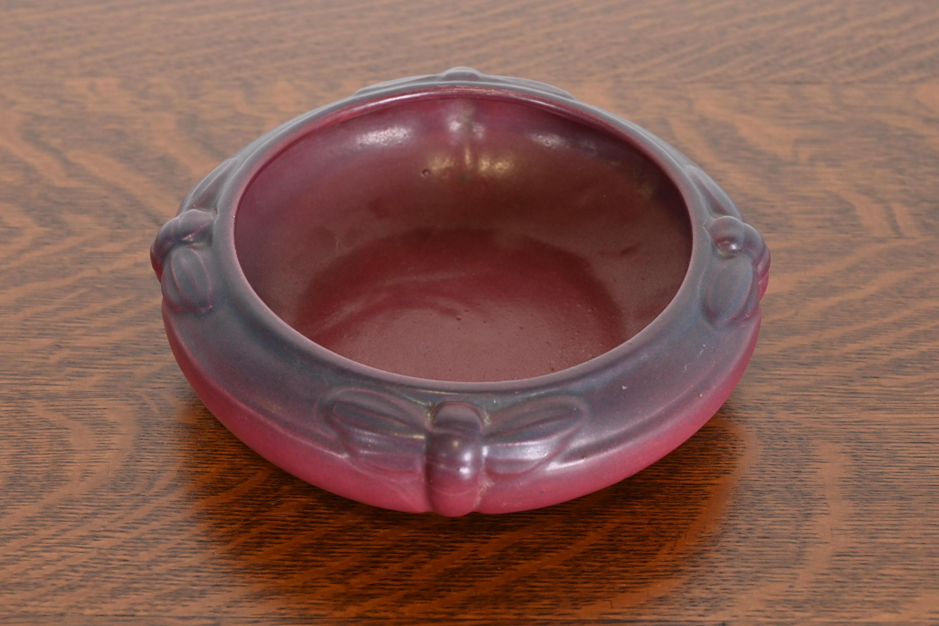 A gorgeous Arts & Crafts period mulberry glazed ceramic art pottery shallow bowl with dragonfly motif

By Van Briggle (signed to the underside)

USA, Early 20th Century

Measures: 9