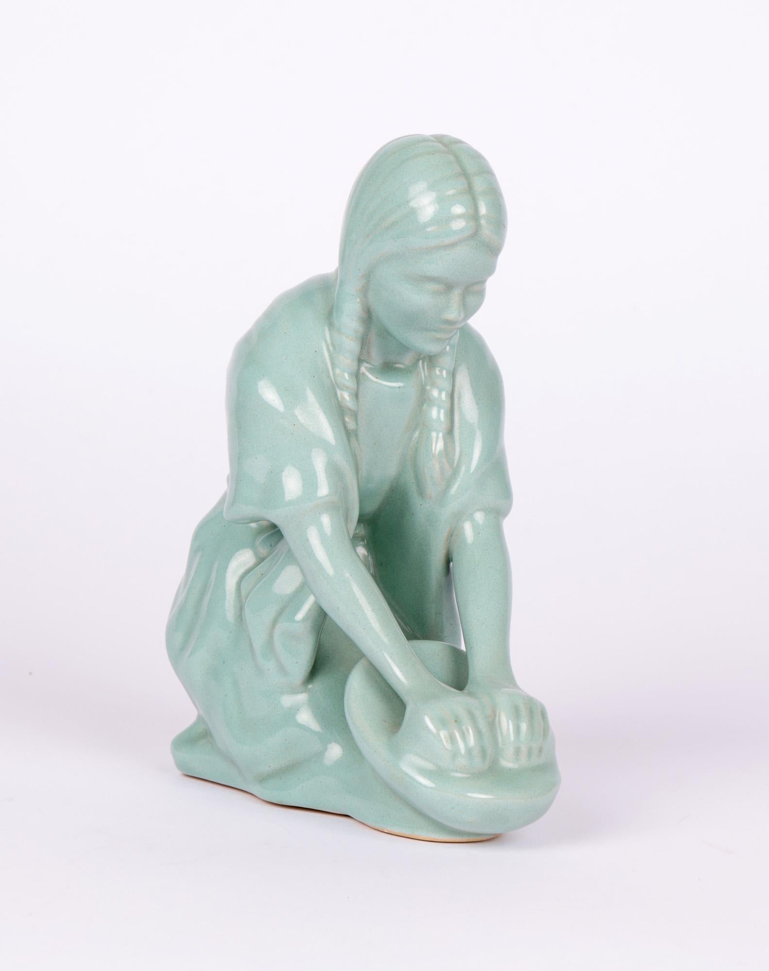 Figurine amérindienne Van Briggle Art Déco émaillée céladon d'Amérique du Nord en vente 6