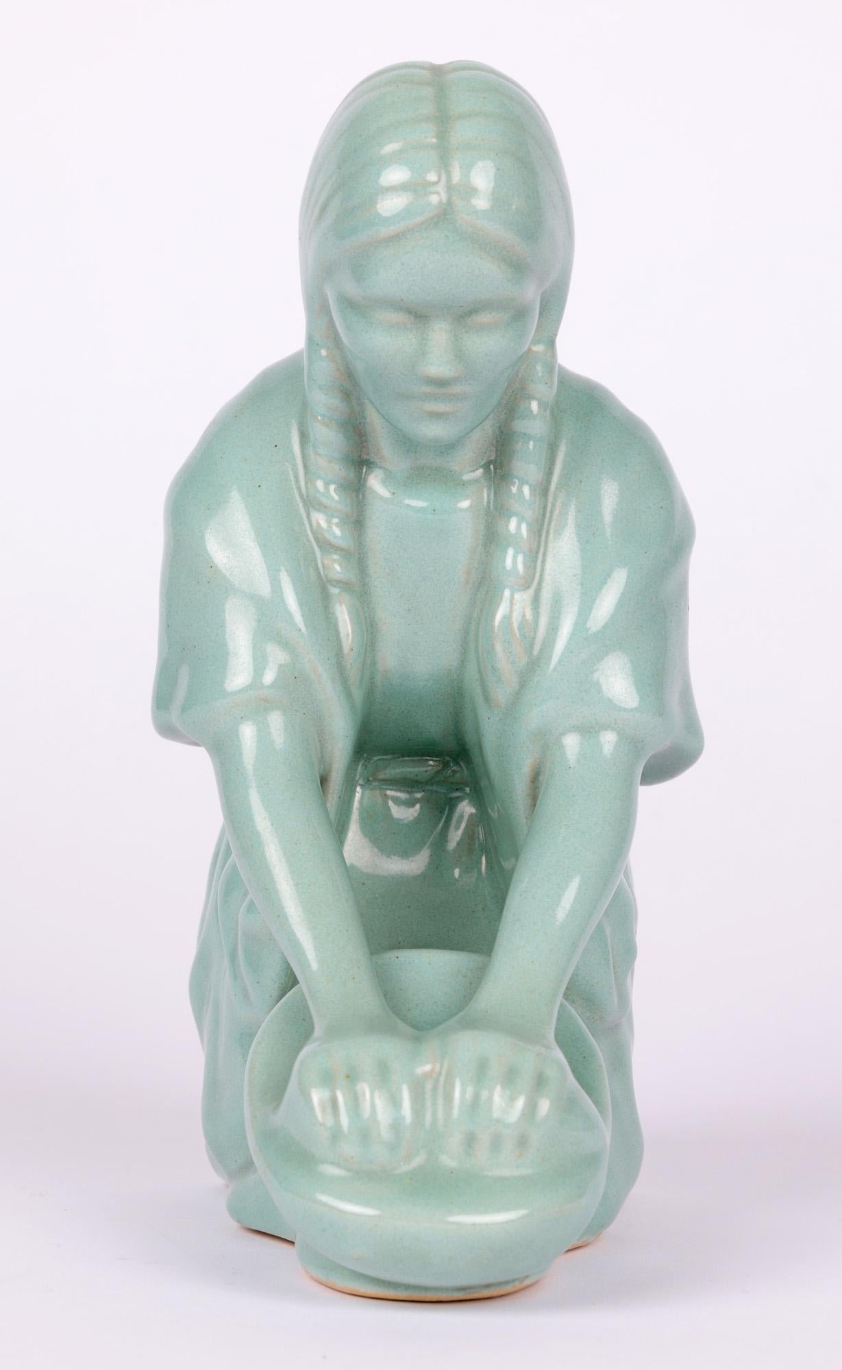 Milieu du XXe siècle Figurine amérindienne Van Briggle Art Déco émaillée céladon d'Amérique du Nord en vente