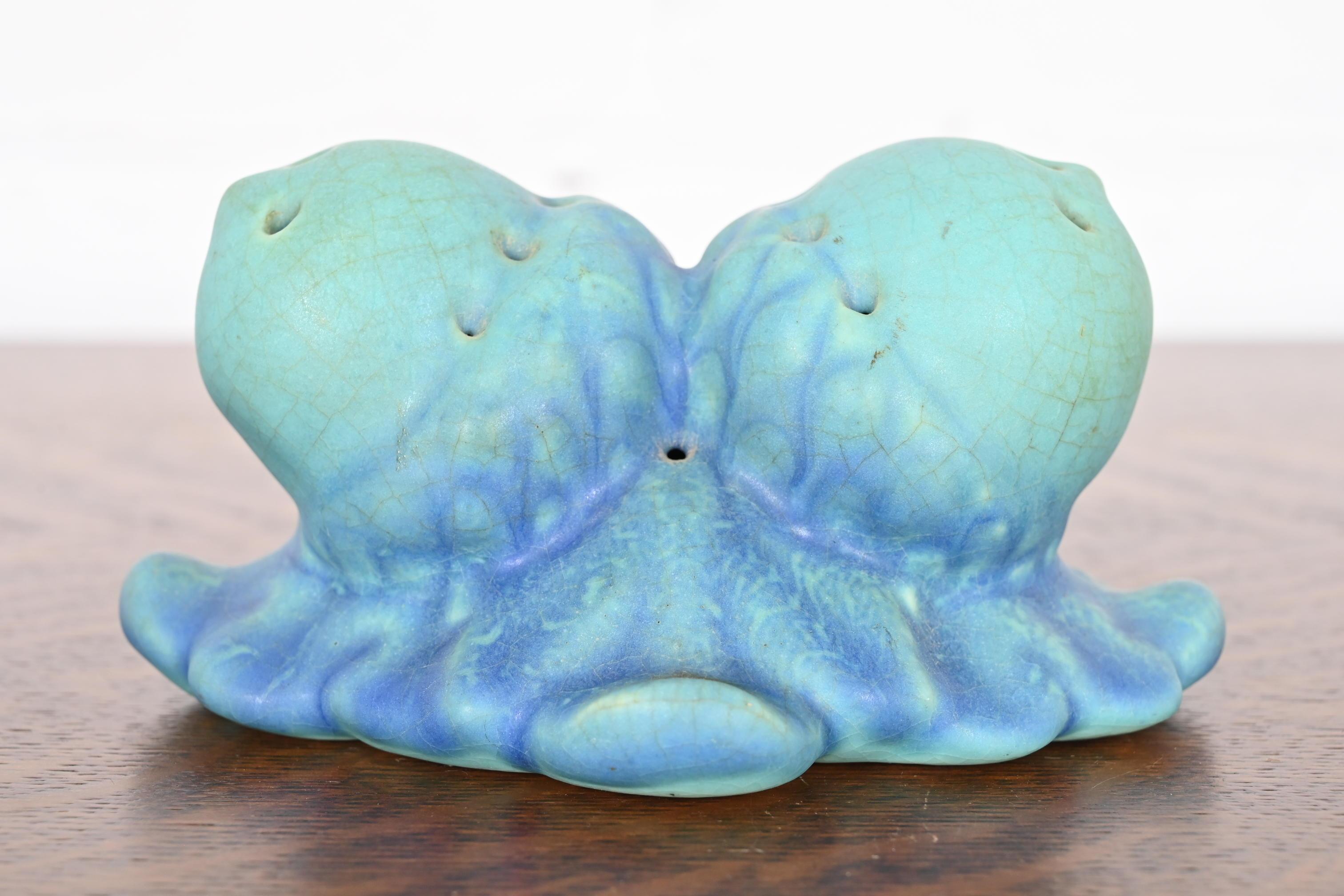 A gorgeous Arts & Crafts period blue and turquoise glazed ceramic art pottery double acorn flower frog

By Van Briggle (signed to the underside)

USA, Early 20th Century

Measures: 6.13