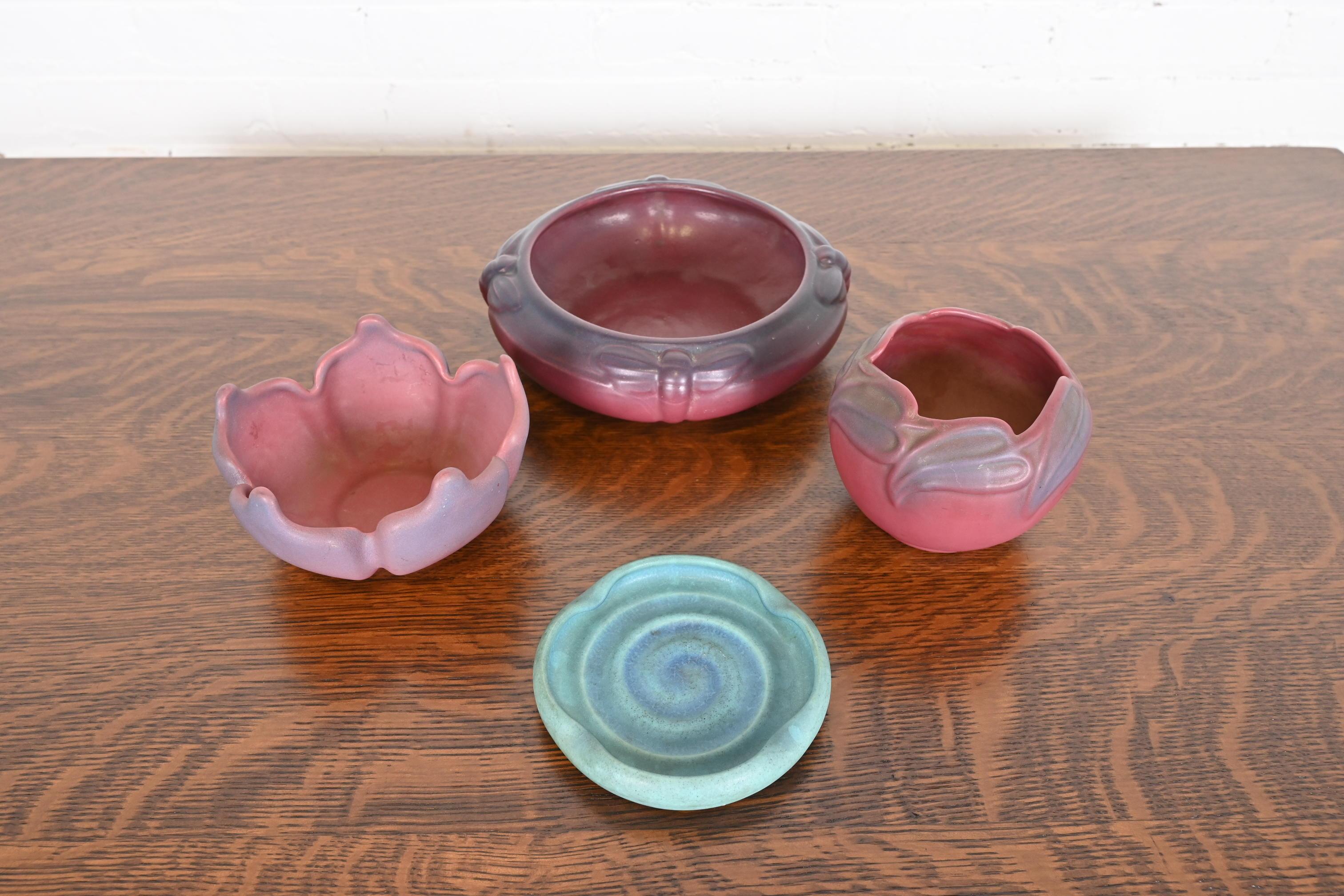 Van Briggle Arts & Crafts vase ancien en céramique émaillée rose et lavande à motifs floraux en vente 4