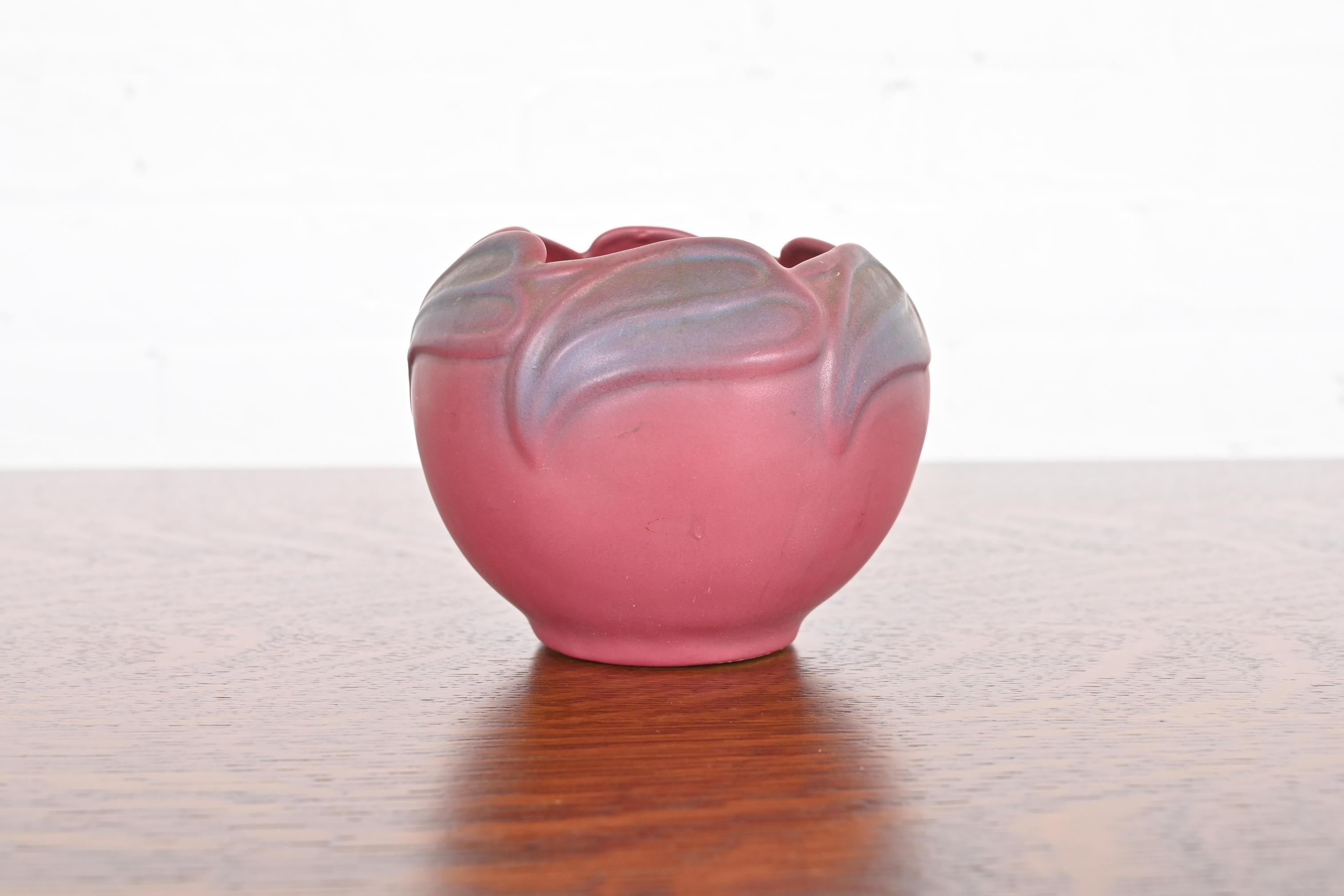 Magnifique vase en céramique émaillée rose et lavande à motif floral de la période Arts & Crafts.

Par Van Briggle (signé au verso)

États-Unis d'Amérique, début du 20e siècle

Dimensions : 5,13 