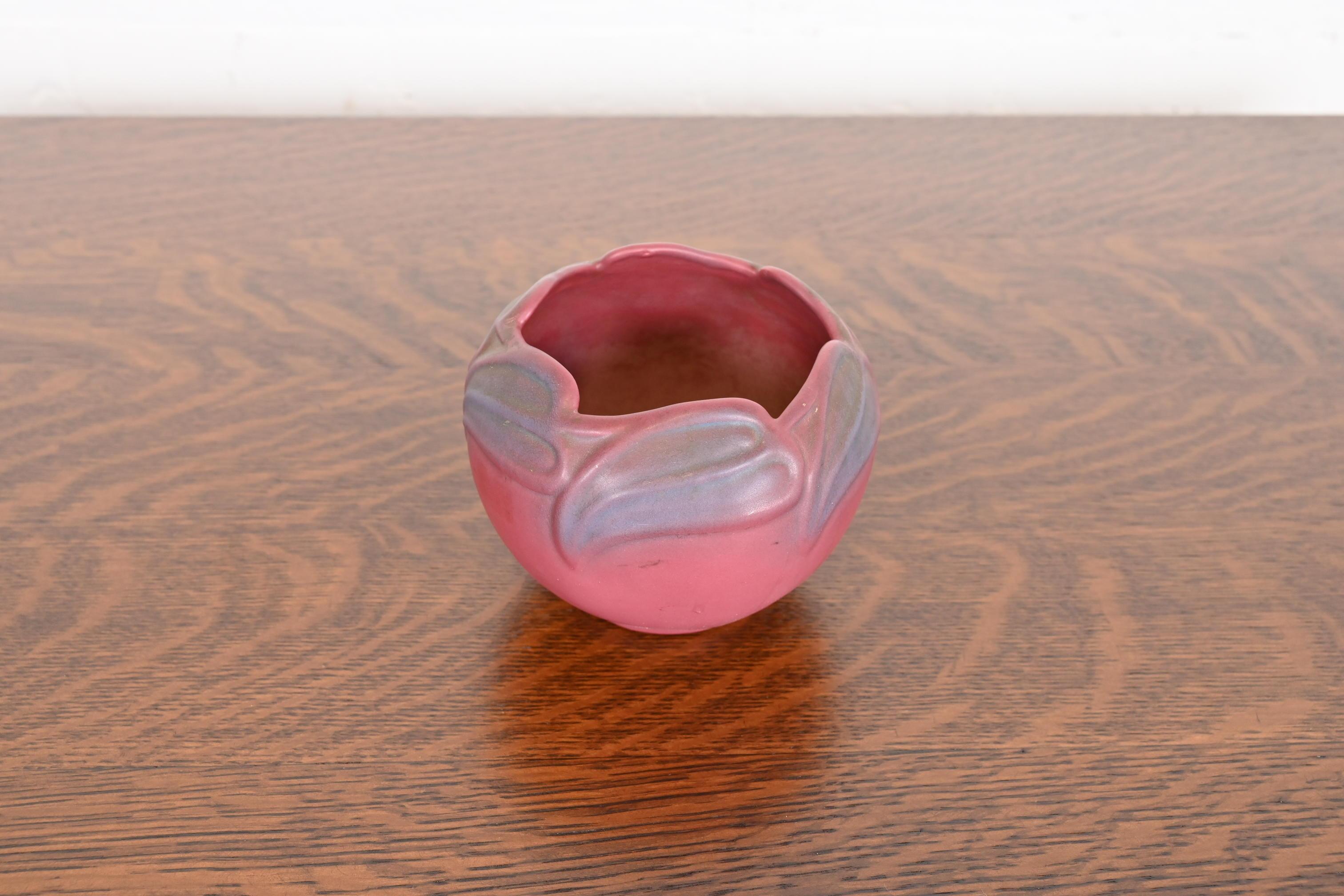 Van Briggle Arts & Crafts Antike geblümte rosa und lavendel glasierte Keramikvase (Arts and Crafts) im Angebot