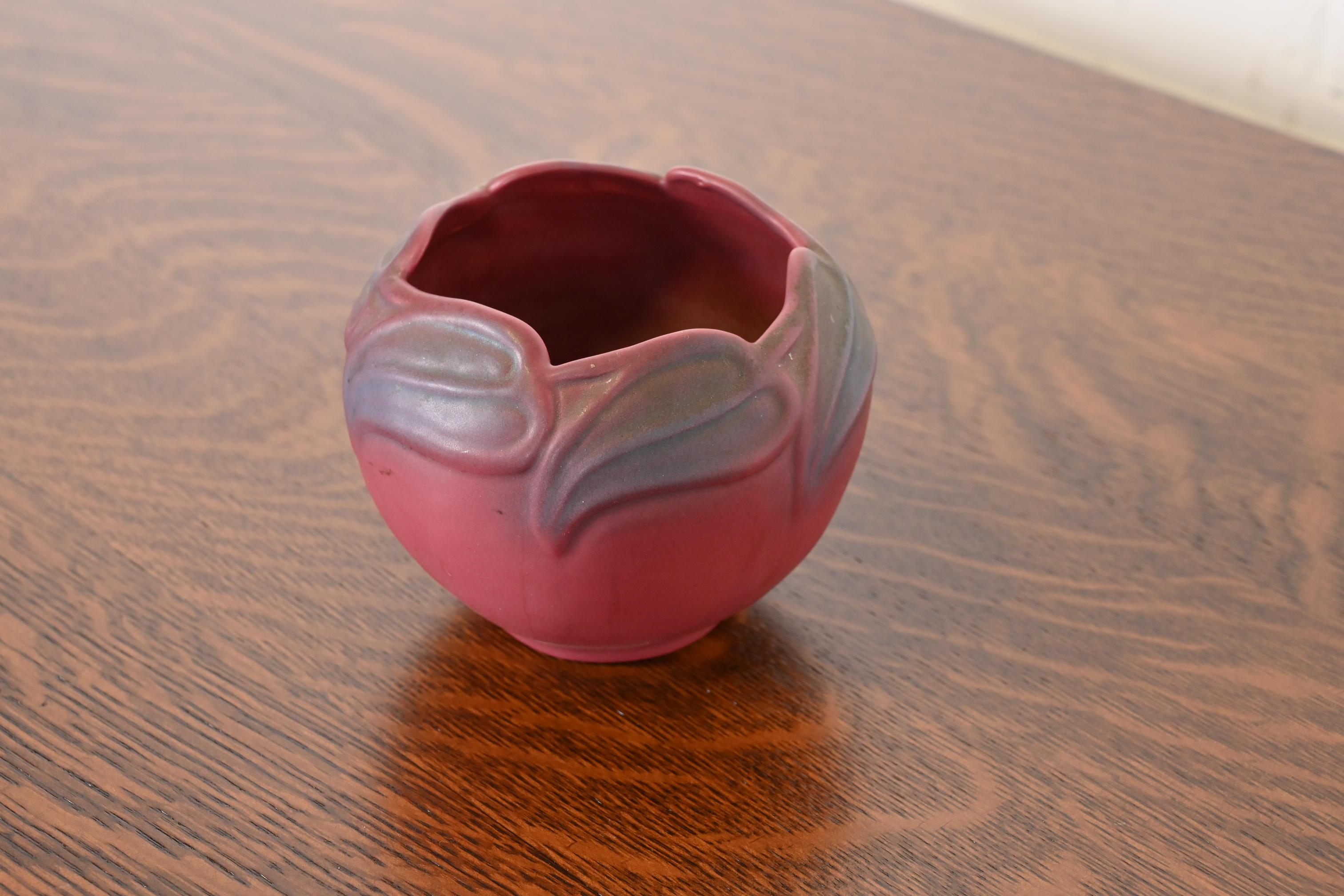 Van Briggle Arts & Crafts Antike geblümte rosa und lavendel glasierte Keramikvase (amerikanisch) im Angebot