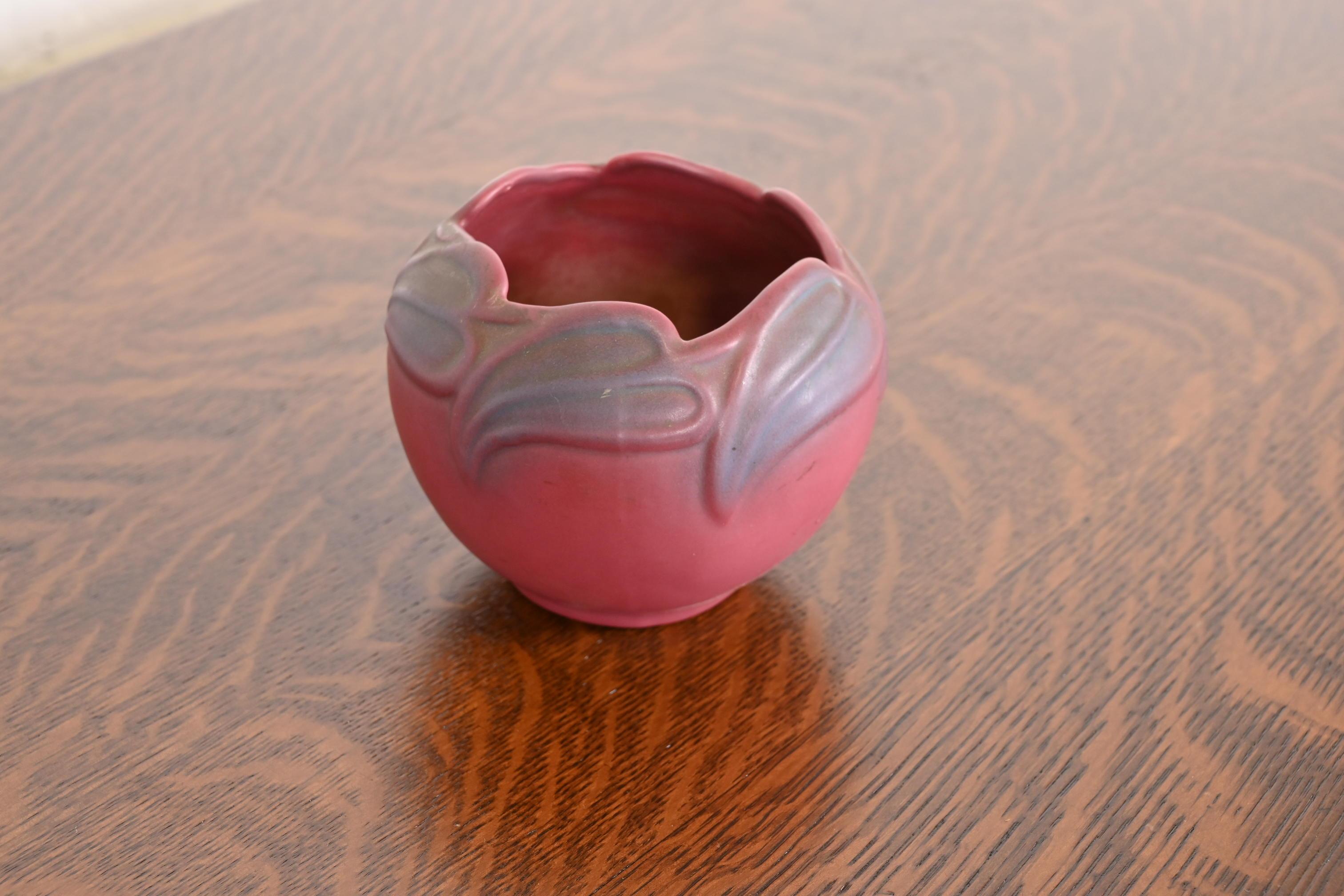 Van Briggle Arts & Crafts Antike geblümte rosa und lavendel glasierte Keramikvase im Zustand „Gut“ im Angebot in South Bend, IN