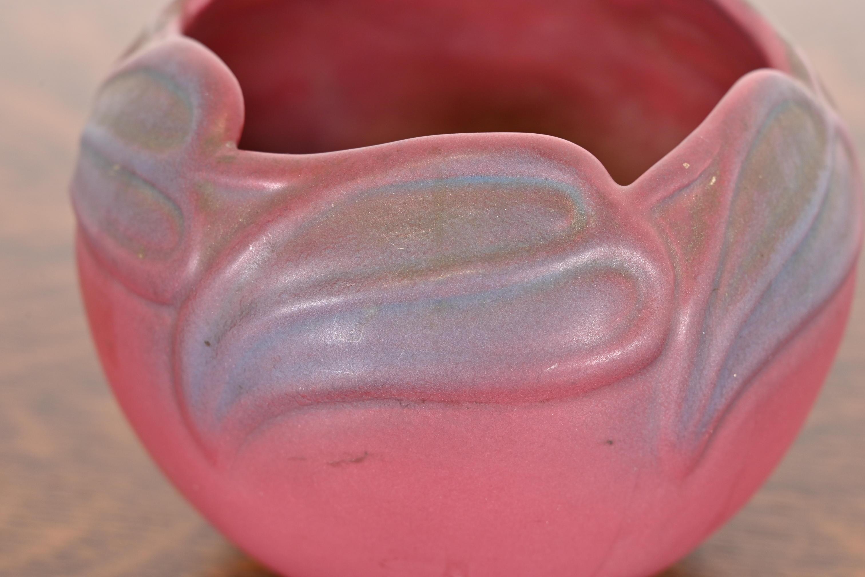 Van Briggle Arts & Crafts vase ancien en céramique émaillée rose et lavande à motifs floraux en vente 1