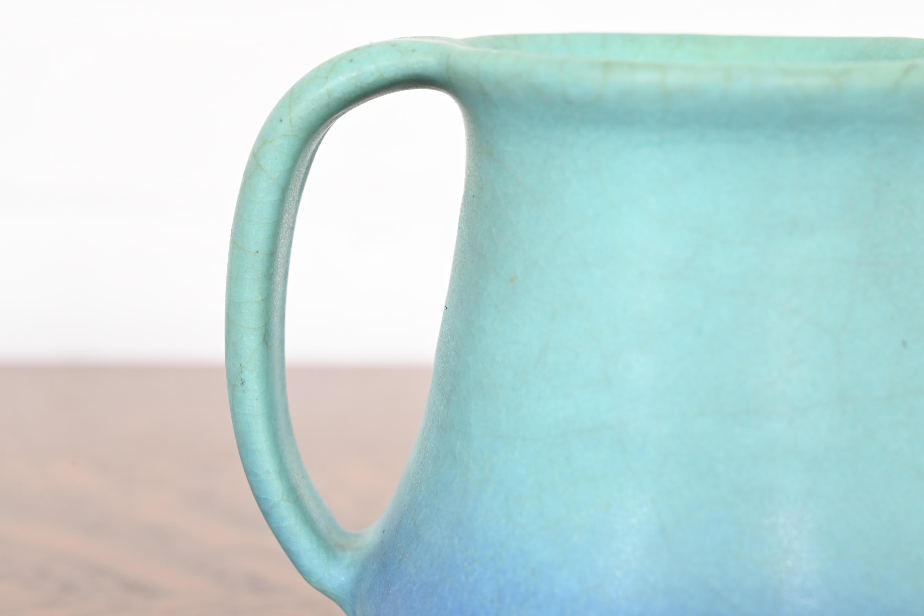 Piccola brocca in ceramica smaltata blu e turchese di Van Briggle Arts & Crafts in vendita 3