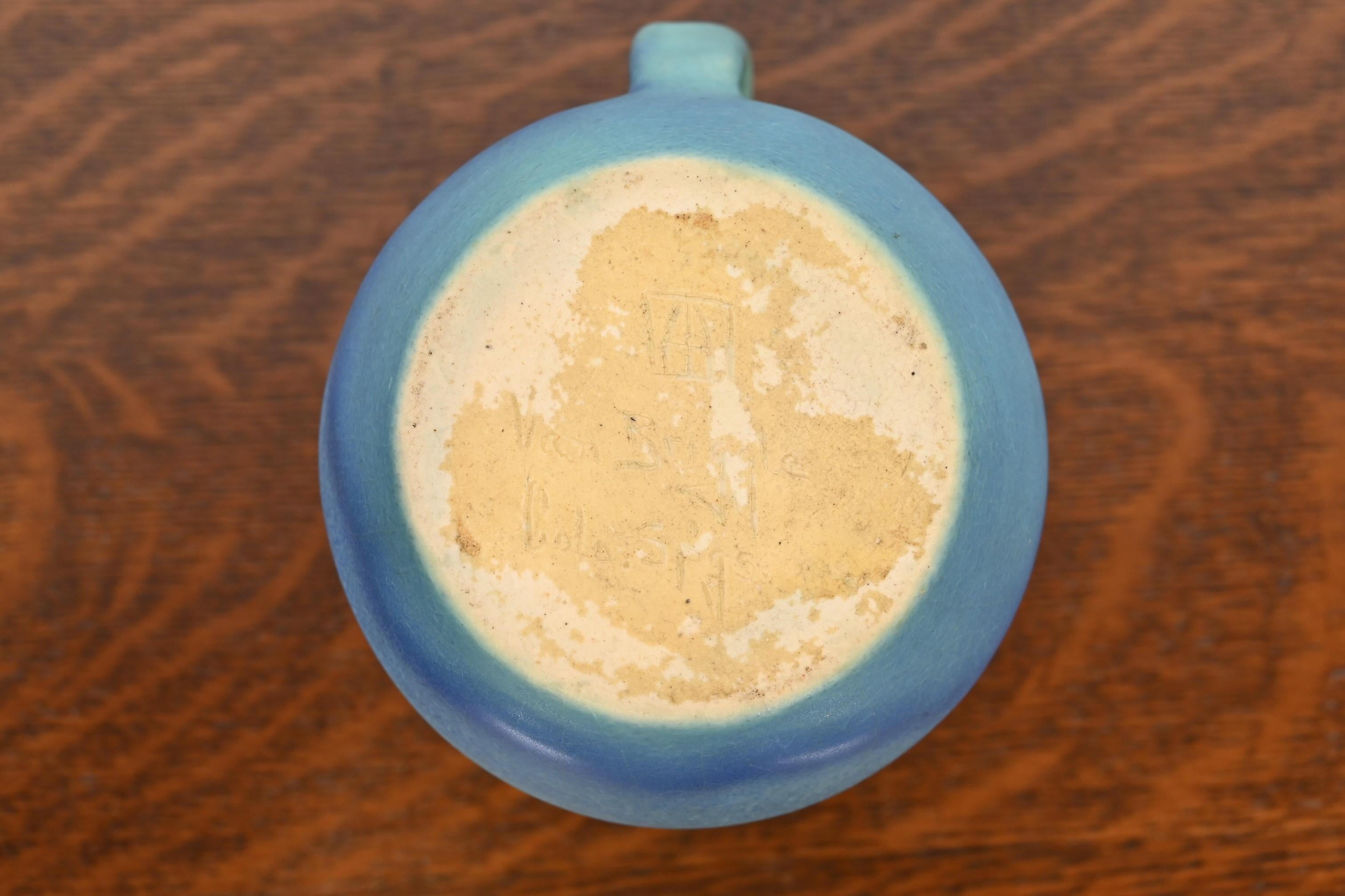 Piccola brocca in ceramica smaltata blu e turchese di Van Briggle Arts & Crafts in vendita 5