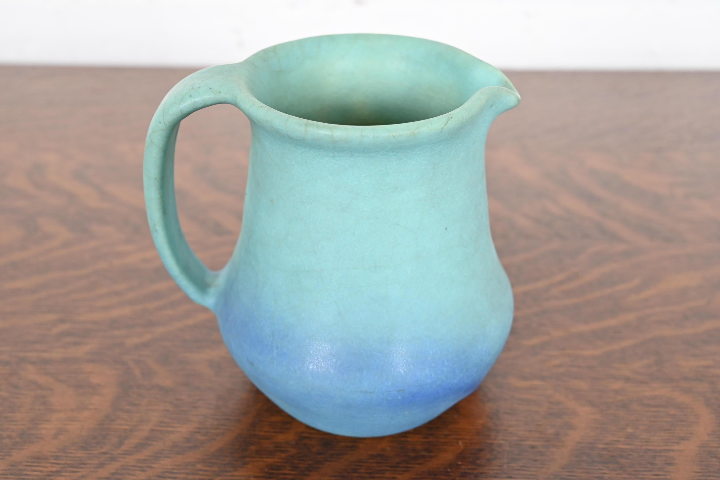 Una splendida brocca o vaso in ceramica d'arte smaltata blu e turchese del periodo Arts & Crafts

Di Van Briggle (firmato sul lato inferiore)

Stati Uniti, inizio del XX secolo

Misure: 4,75