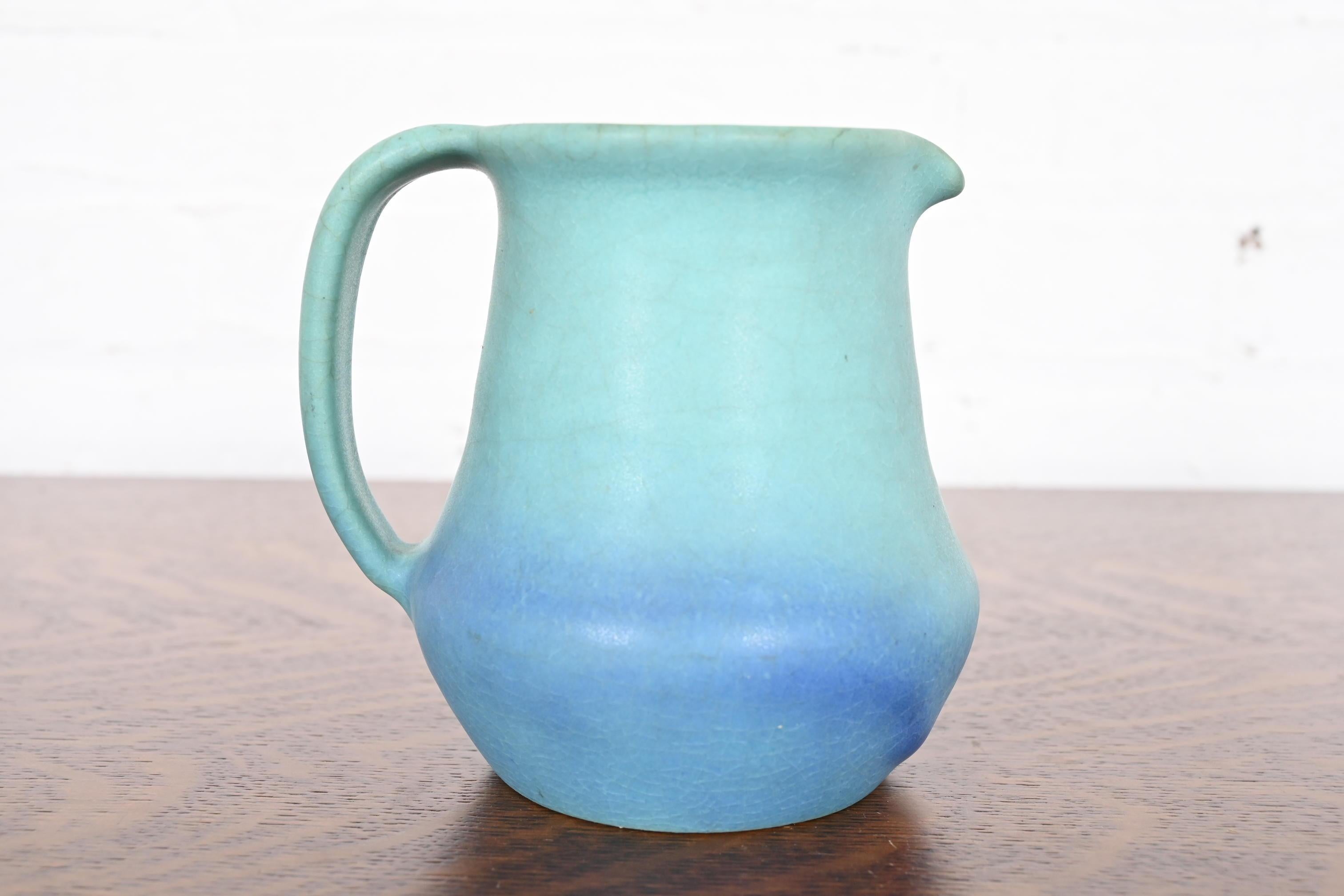 Arts and Crafts Piccola brocca in ceramica smaltata blu e turchese di Van Briggle Arts & Crafts in vendita