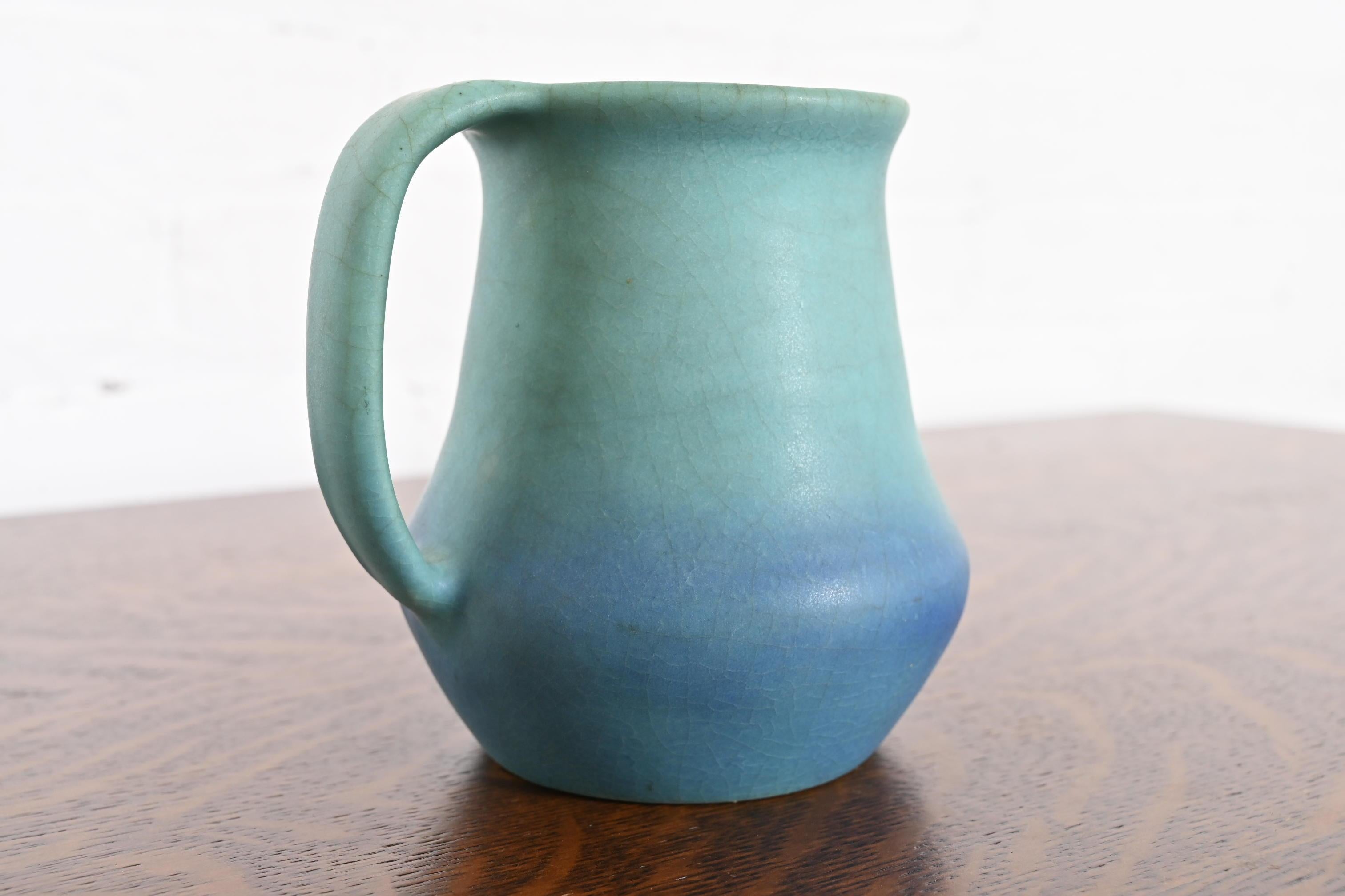 Piccola brocca in ceramica smaltata blu e turchese di Van Briggle Arts & Crafts In condizioni buone in vendita a South Bend, IN