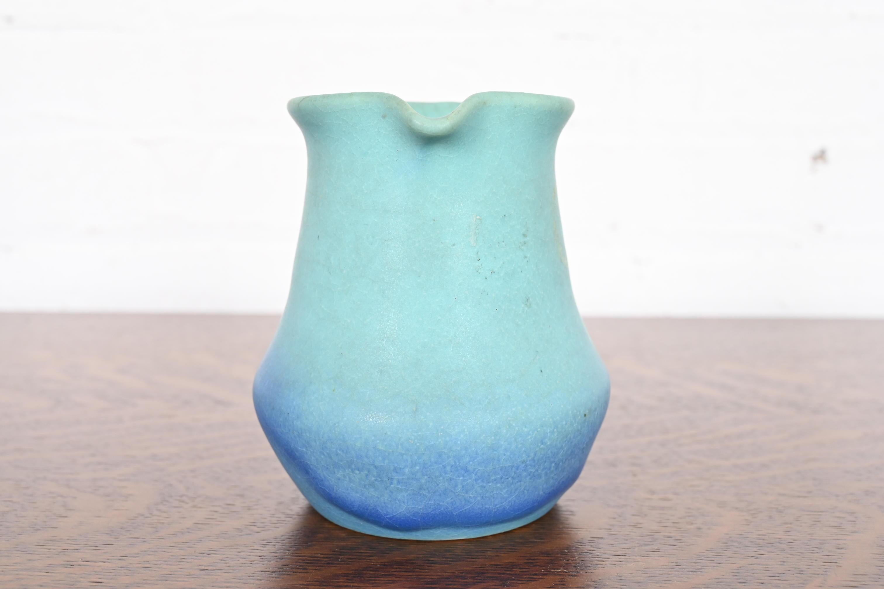 XX secolo Piccola brocca in ceramica smaltata blu e turchese di Van Briggle Arts & Crafts in vendita