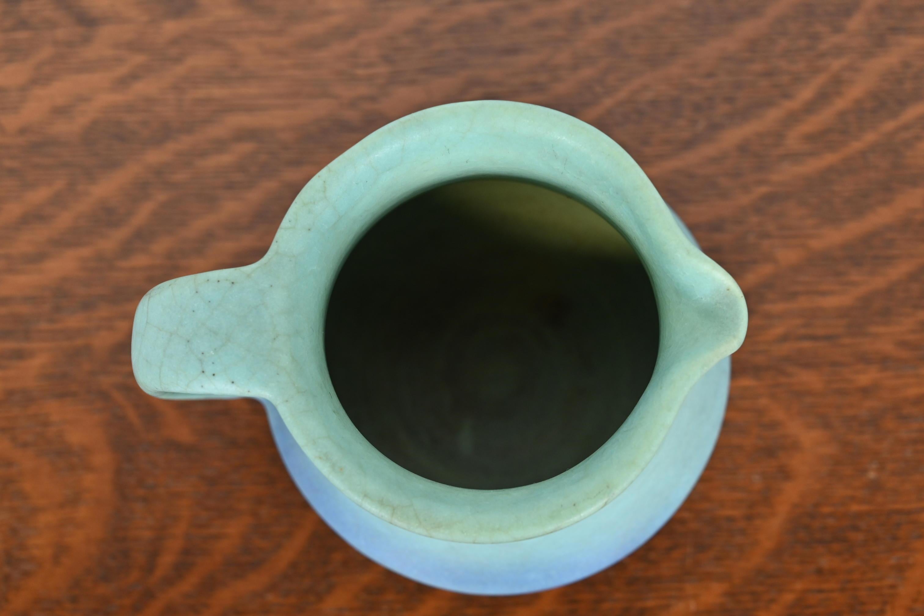 Ceramica Piccola brocca in ceramica smaltata blu e turchese di Van Briggle Arts & Crafts in vendita