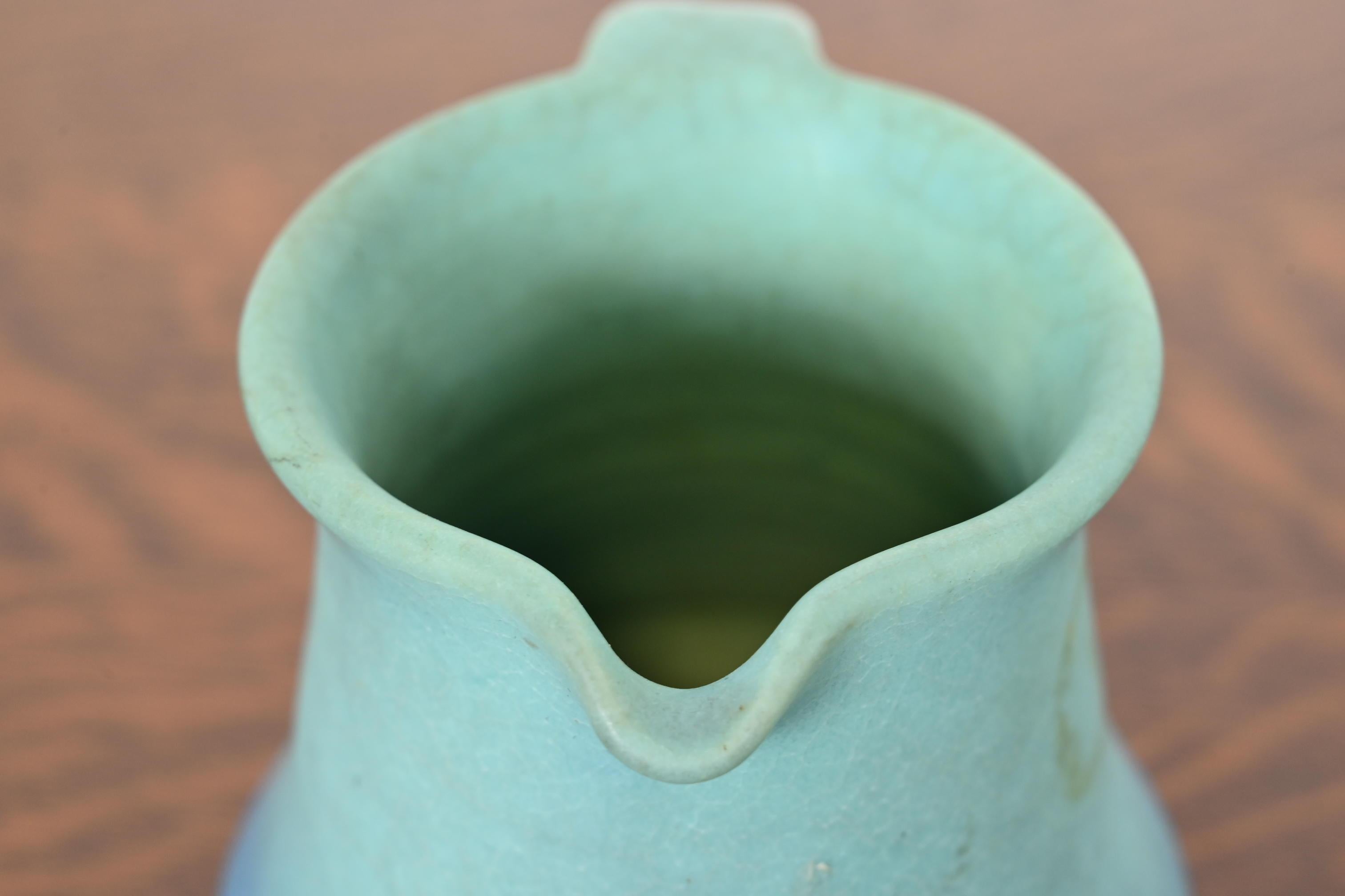 Piccola brocca in ceramica smaltata blu e turchese di Van Briggle Arts & Crafts in vendita 1
