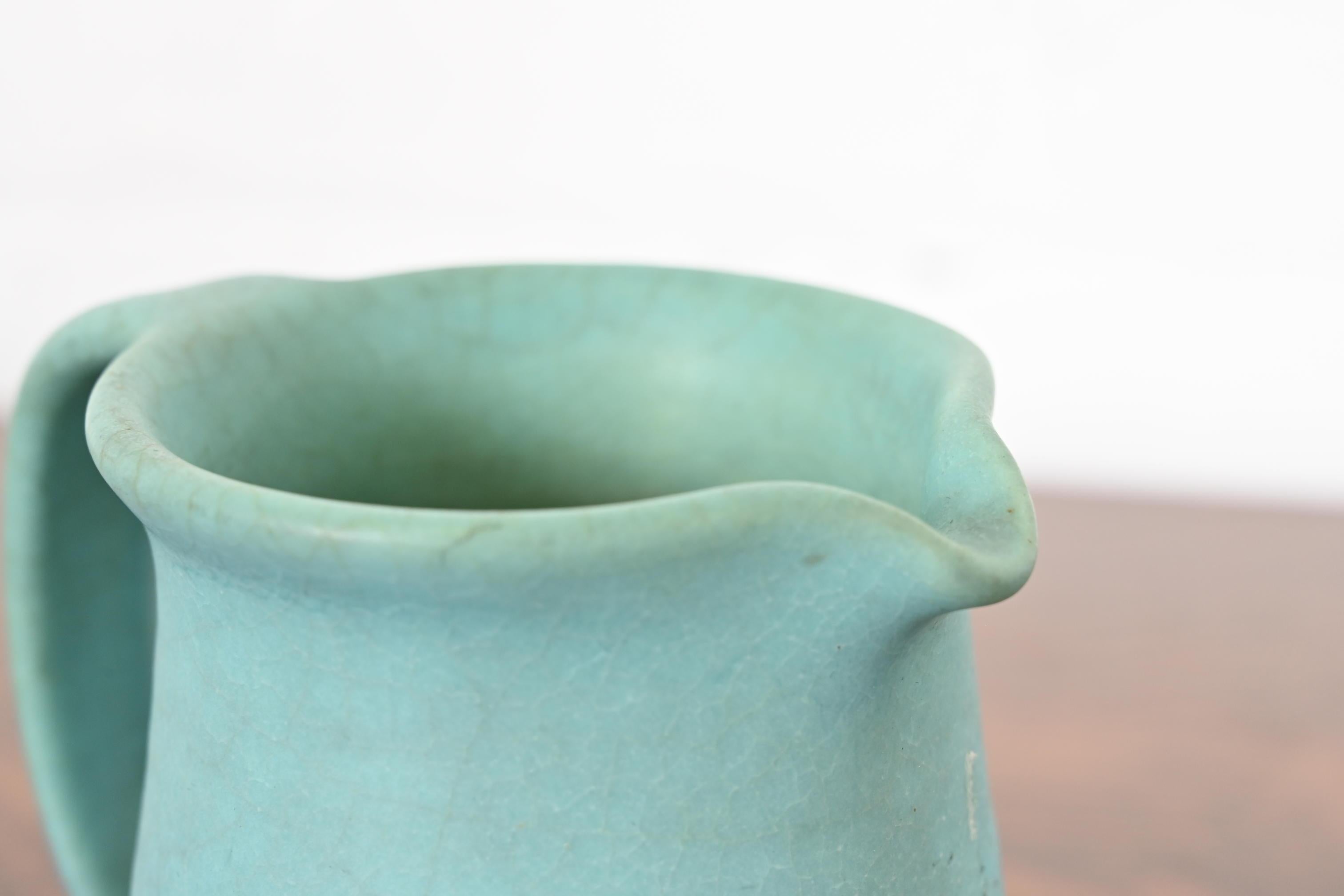 Piccola brocca in ceramica smaltata blu e turchese di Van Briggle Arts & Crafts in vendita 2
