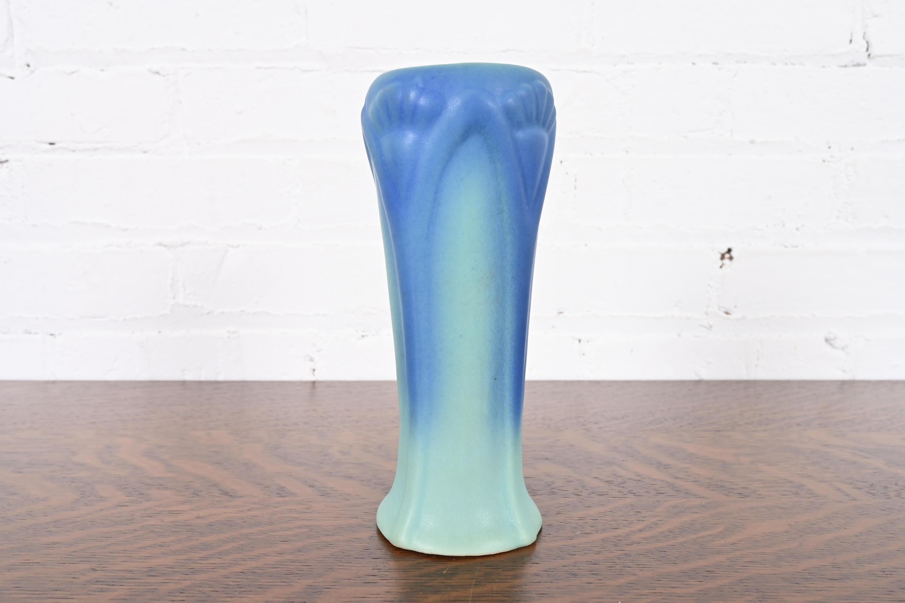 Uno splendido vaso in ceramica smaltata blu e turchese del periodo Arts & Crafts

Di Van Briggle (firmato sul lato inferiore)

Stati Uniti, inizio del XX secolo

Misure: 3,13