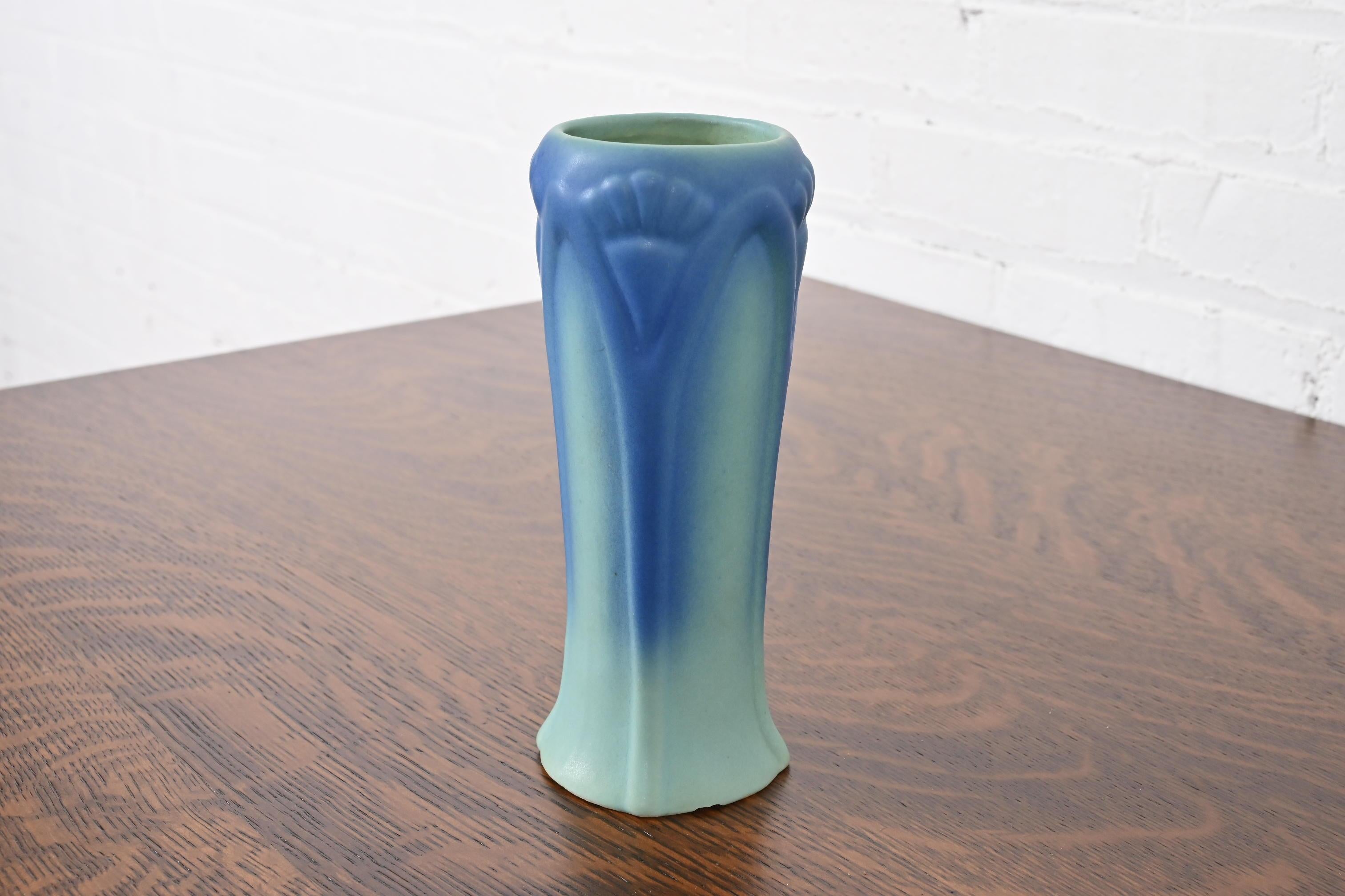 Arts and Crafts Vaso in ceramica smaltata blu e turchese di Van Briggle Arts & Crafts