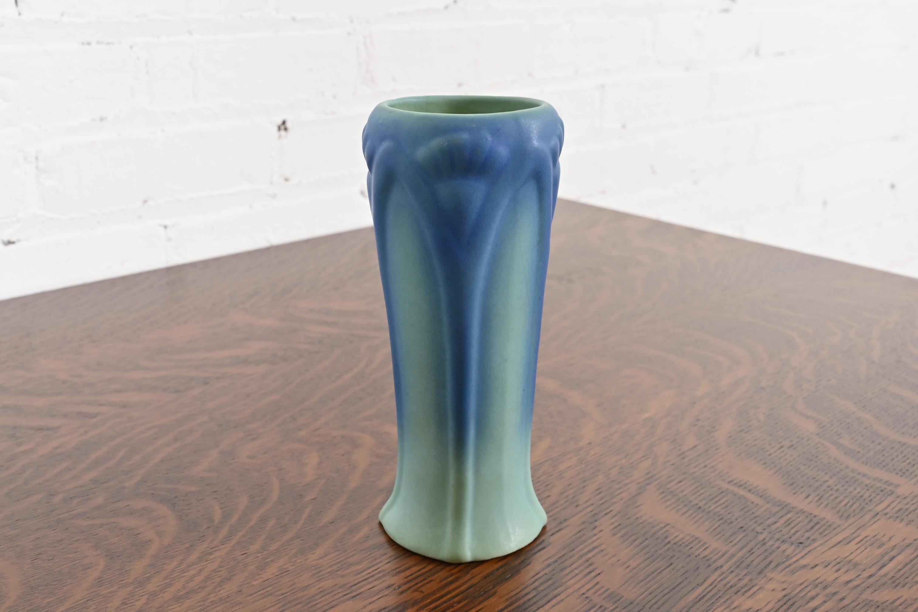 Americano Vaso in ceramica smaltata blu e turchese di Van Briggle Arts & Crafts