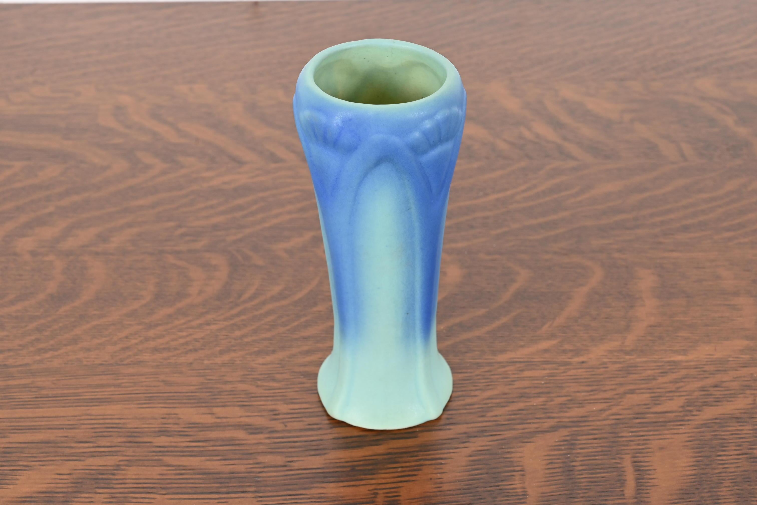 Vaso in ceramica smaltata blu e turchese di Van Briggle Arts & Crafts In condizioni buone a South Bend, IN